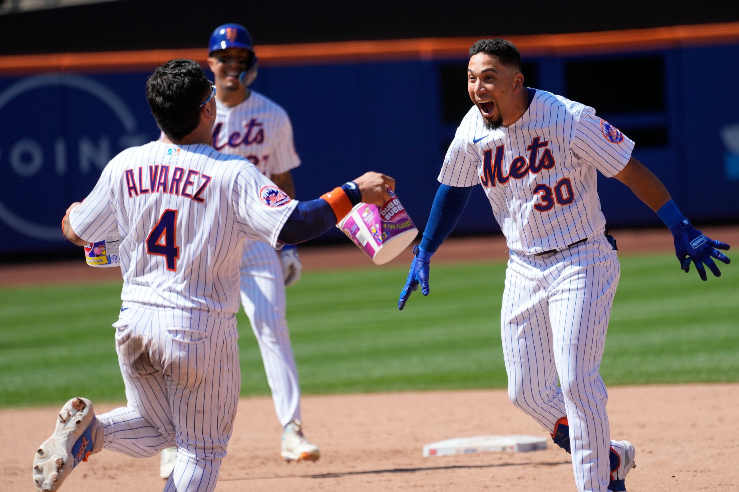 Rafael Ortega (30) celebra tras impulsar la carrera de la victoria de los Mets ante los Angels.