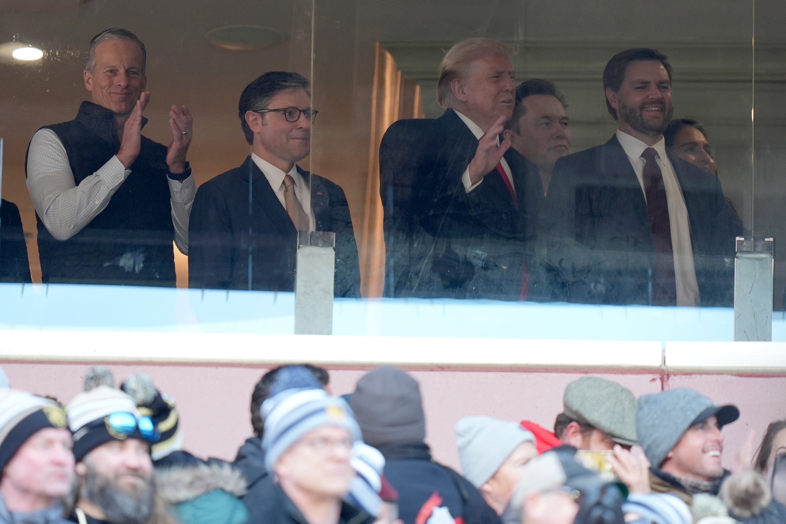 Trump estuvo acompañado entre otros por Daniel Penny, un veterano militar que fue absuelto de homicidio por negligencia criminal la semana pasada en la muerte por estrangulamiento de un pasajero del metro en Nueva York.