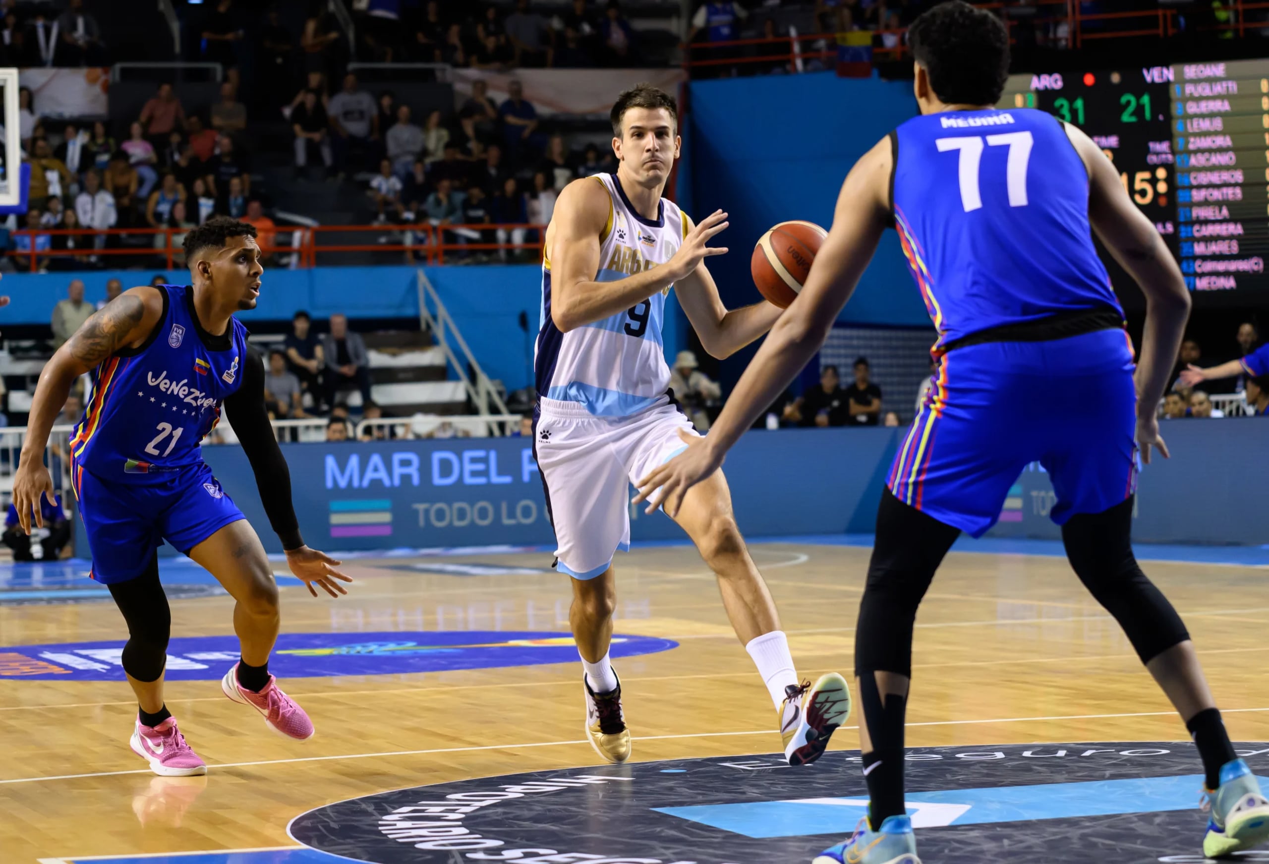 El argentino Nicolás Brussino maneja el balón durante las ventanas clasficatorias a la AmeriCup 2025.