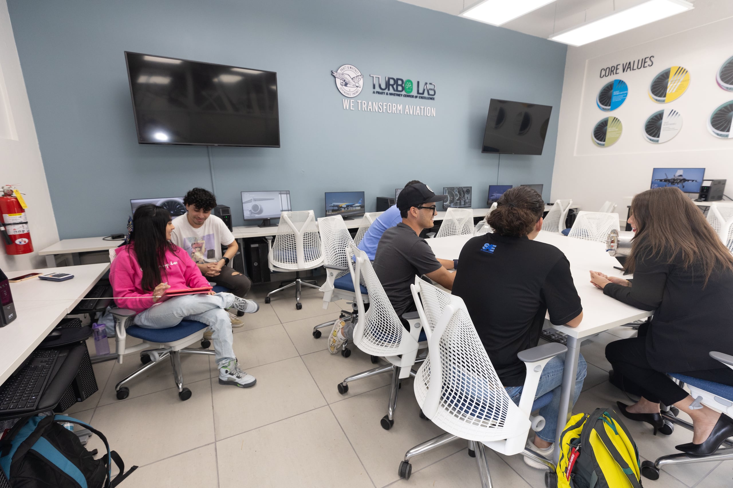Estudiantes y profesora congregados en el Turbo Lab.