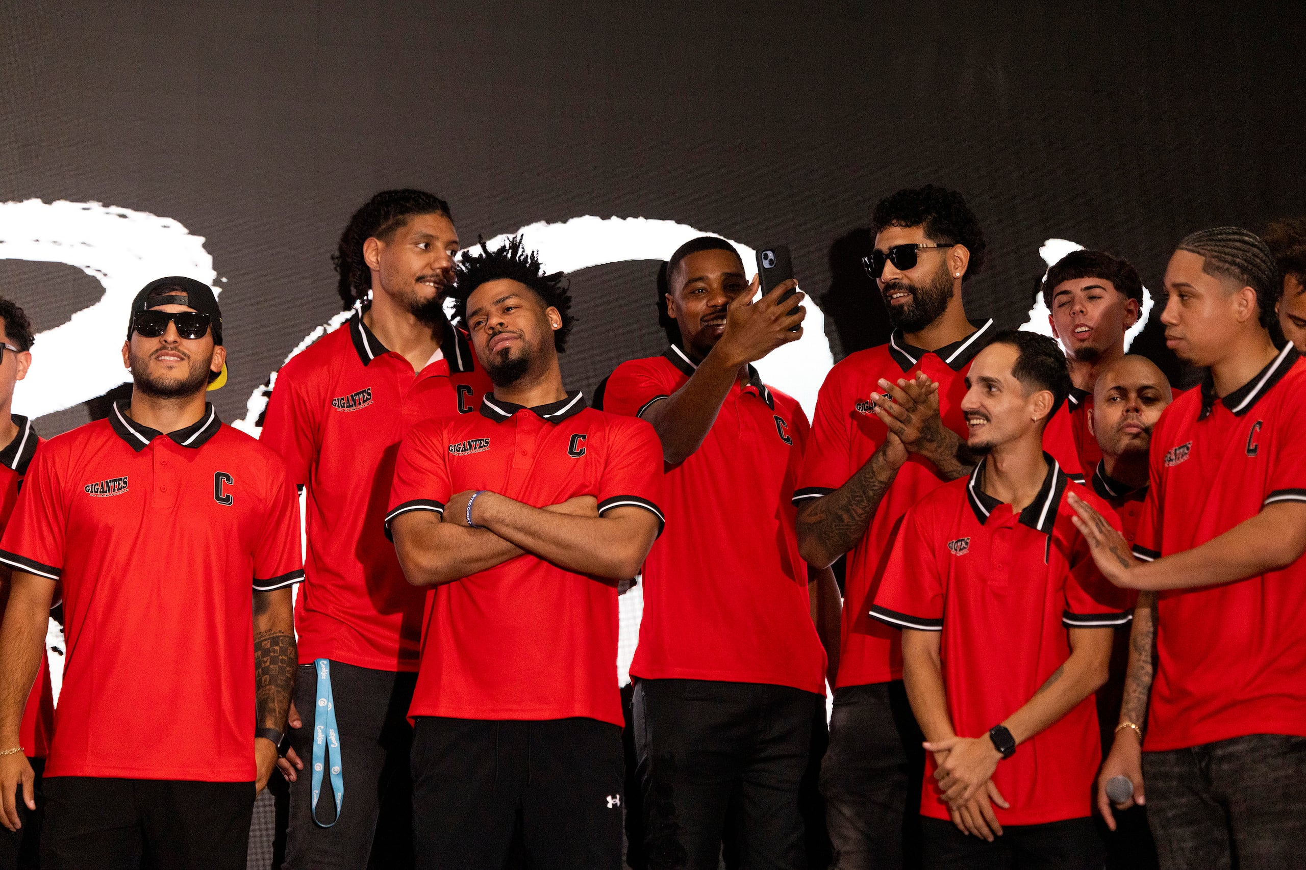 Quinn Cook (en el centro con los brazos cruzados) durante la presentación de los Gigantes de Carolina para la temporada 2024 del BSN en el Hipódromo Camarero, en Canóvanas.