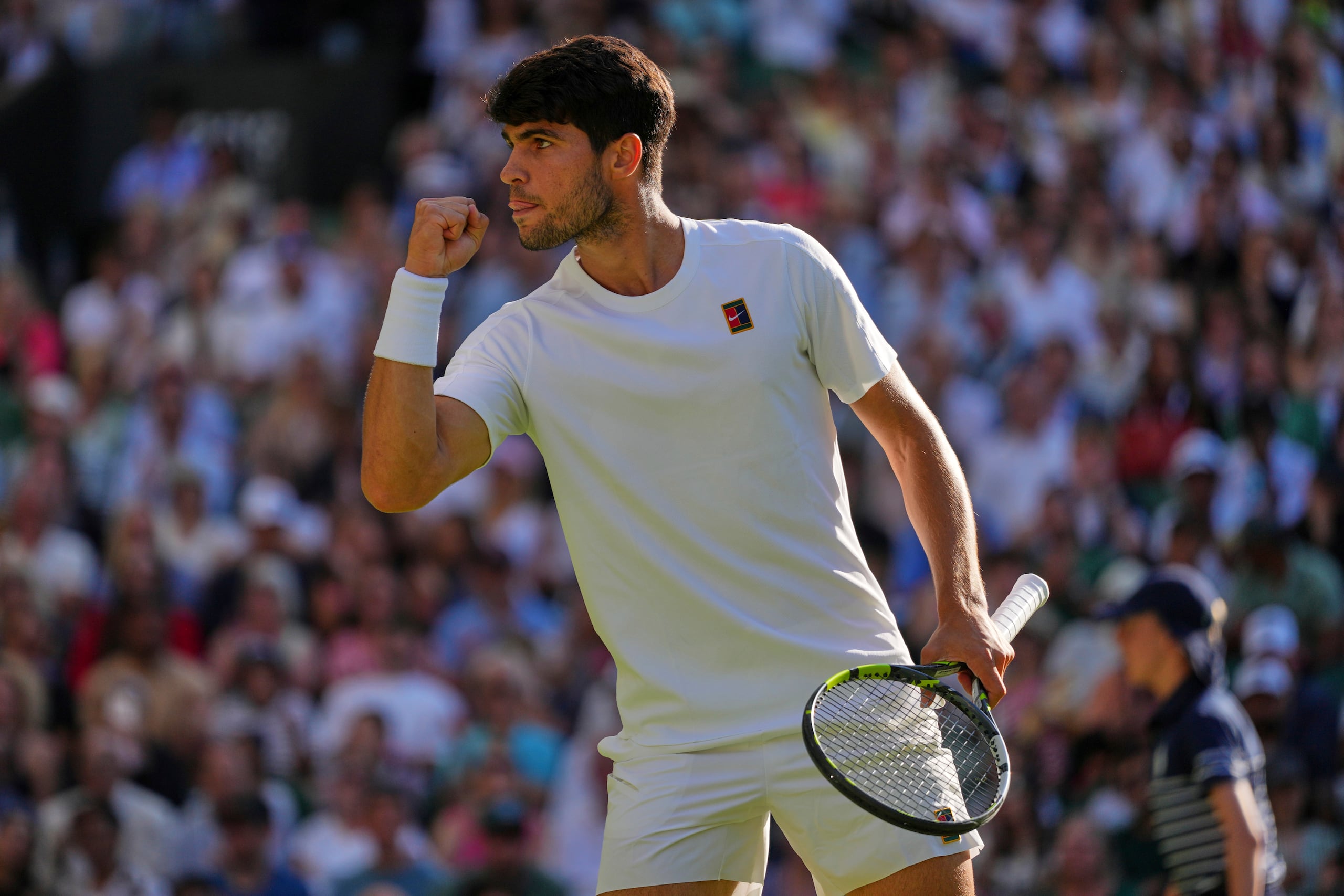 El español Carlos Alcaraz reacciona tras ganar un punto ante el británico Cameron Norrie en el duelo de cuartos de final de Wimbledon.