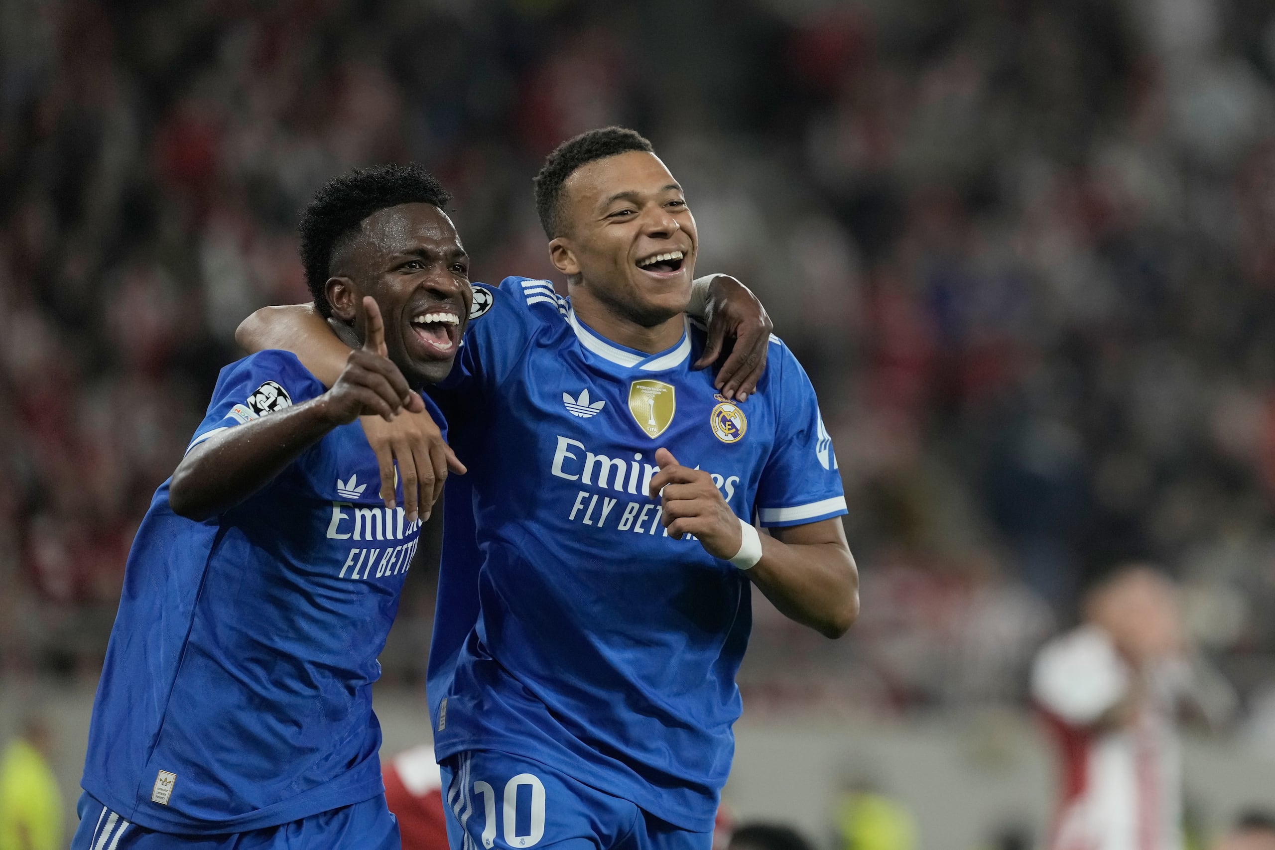 Kylian Mbappé, del Real Madrid, celebra con Vinicius Junior tras anotar su cuarto gol en el encuentro ante el Olympiacos en la Champions League.