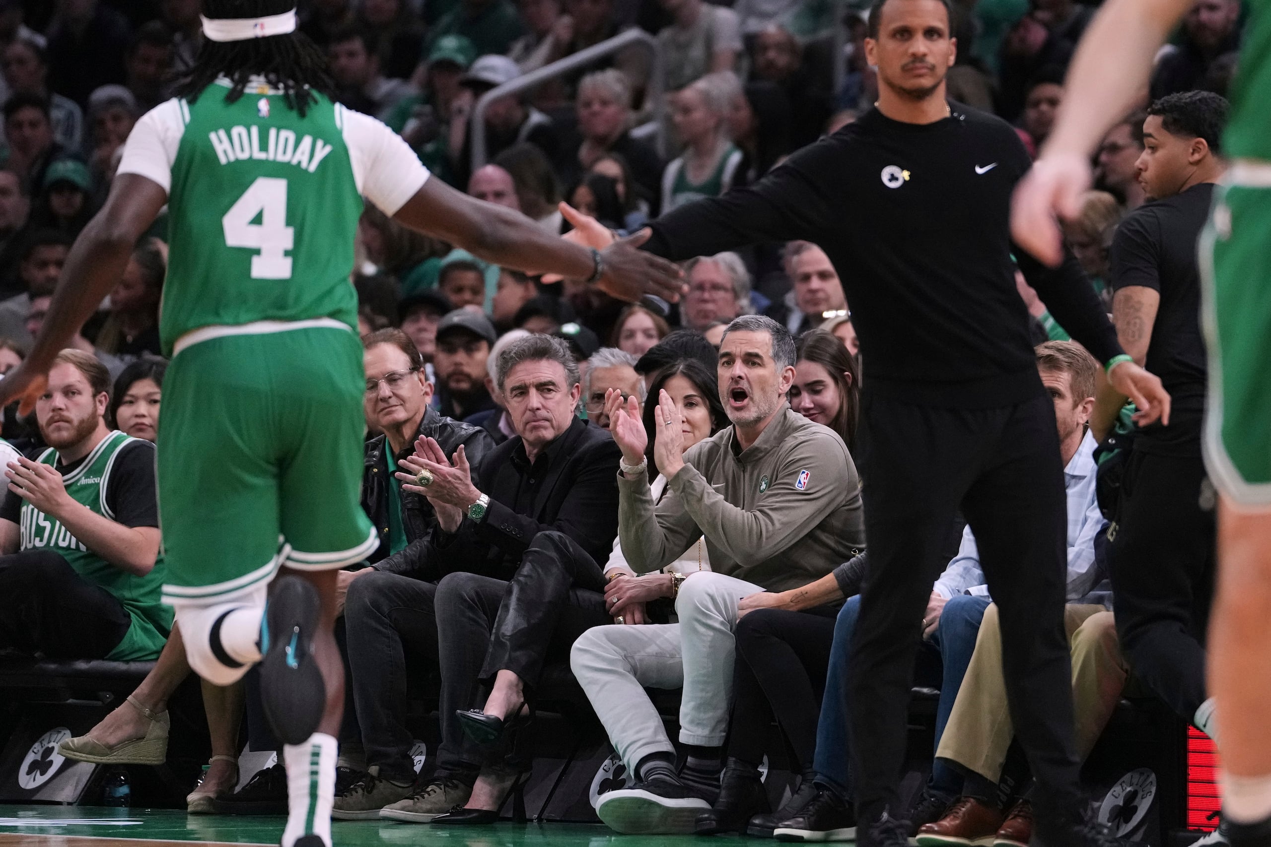 El dueño de los Celtics de Boston, Bill Chisholm, aparece aquí sentado junto a la duela en el juego 2 de la primera ronda de los playoffs ante el Magic de Orlando el pasado miércoles 23 de abril del 2025.