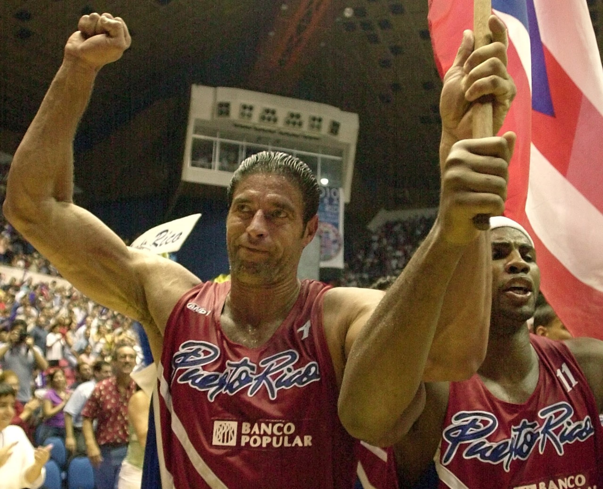 José "Piculín" Ortiz celebra la victoria sobre Canadá en el partido por la medalla de bronce del Premundial 2003.
