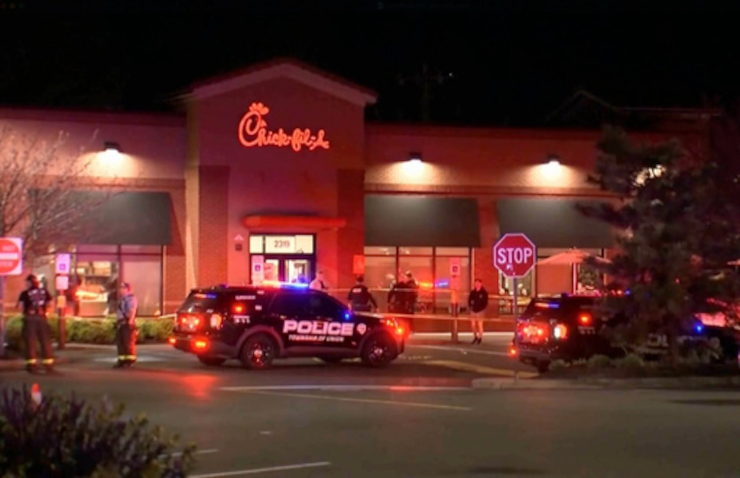 En esta imagen tomada de video, la policía se encuentra en la escena de un tiroteo en un restaurante Chick-fil-A, el sábado 11 de abril de 2026, en Union, Nueva Jersey. (WABC vía AP)