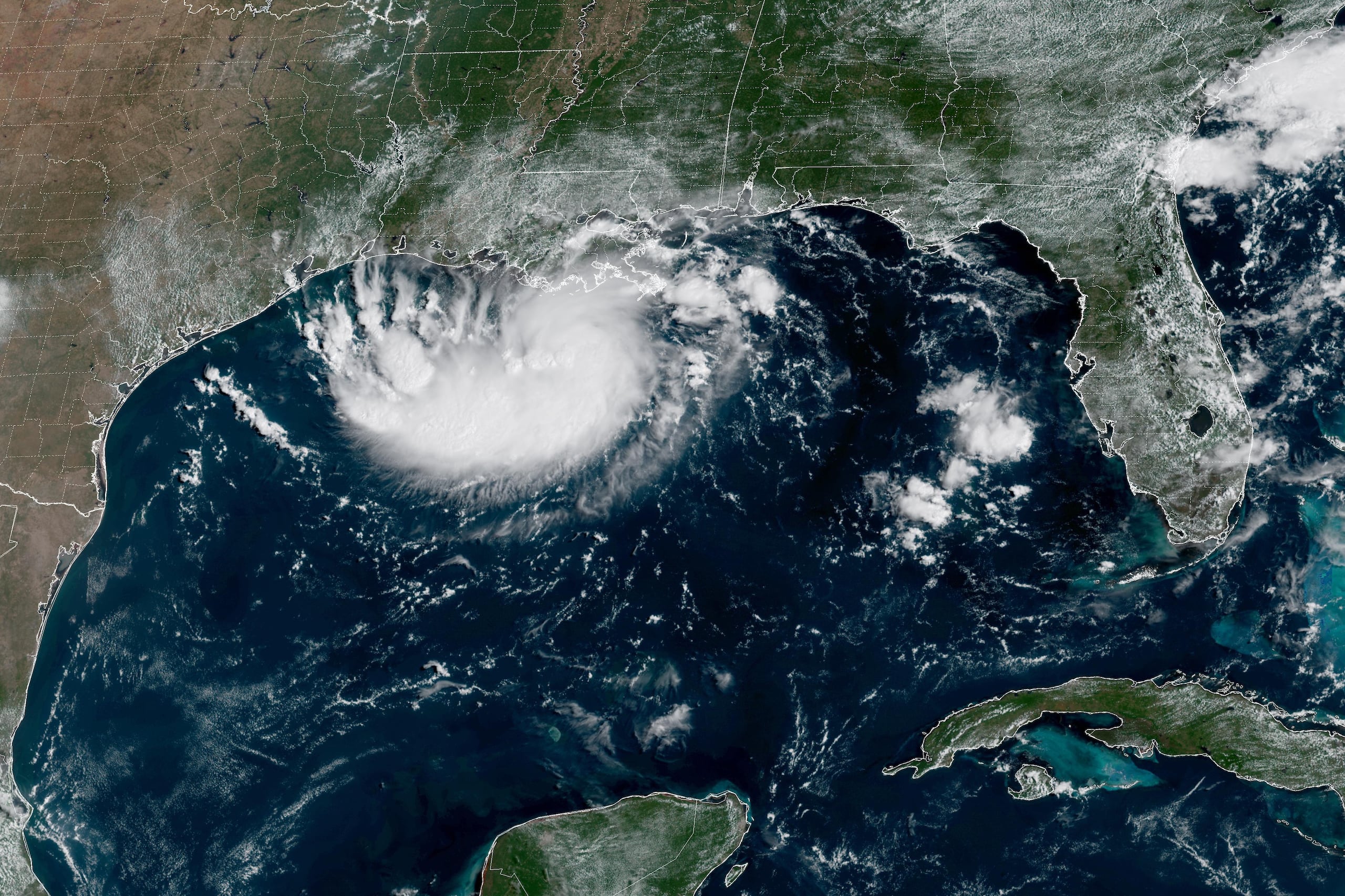 Esta imagen satelital difundida por la NOAA muestra al ciclón tropical potencial número cinco formándose sobre el Golfo de México el lunes 31 de agosto de 2026. (NOAA vía AP)