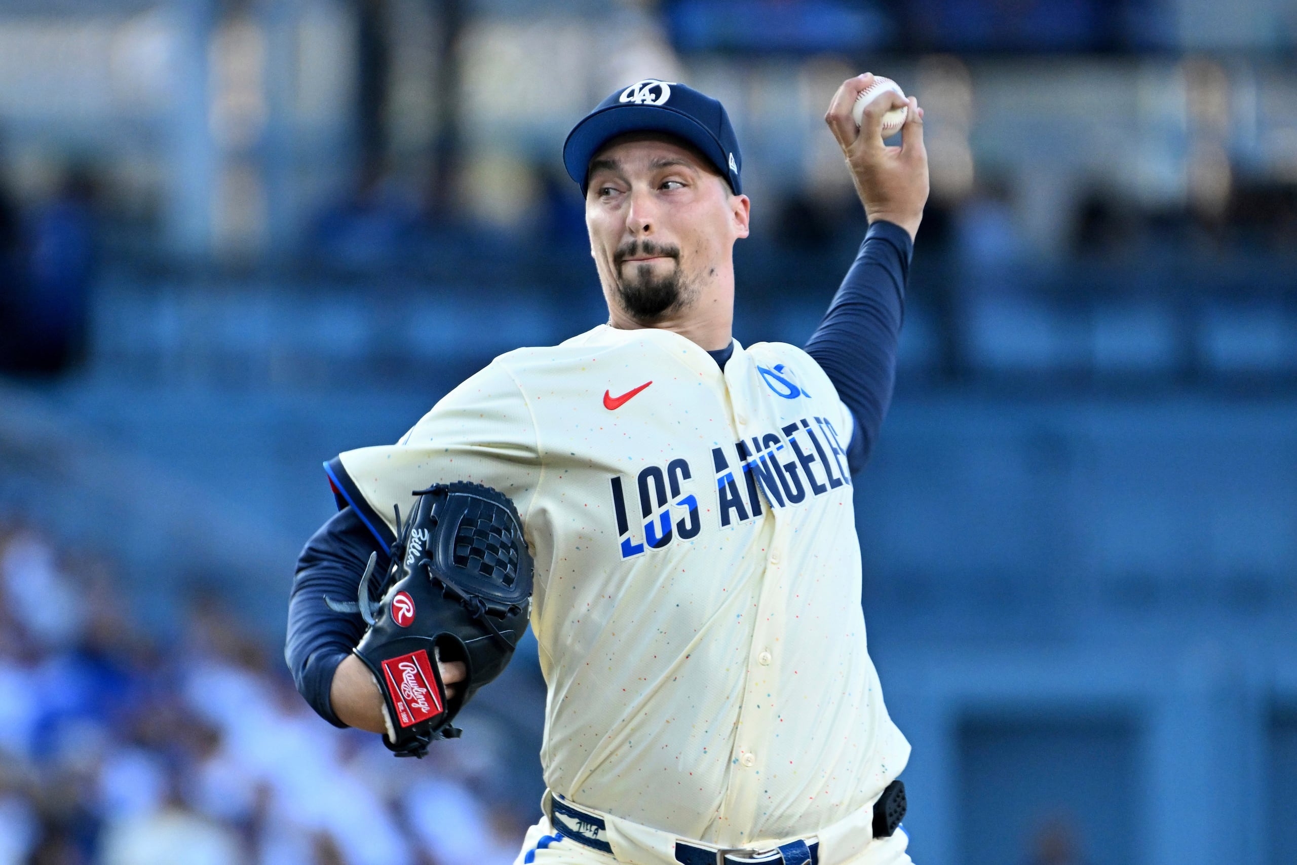 El lanzador de los Dodgers de Los Ángeles, Blake Snell, lanza contra los Padres de San Diego durante la segunda entrada de un juego de béisbol el sábado 16 de agosto de 2025, en Los Ángeles. (AP Photo/Wally Skalij)