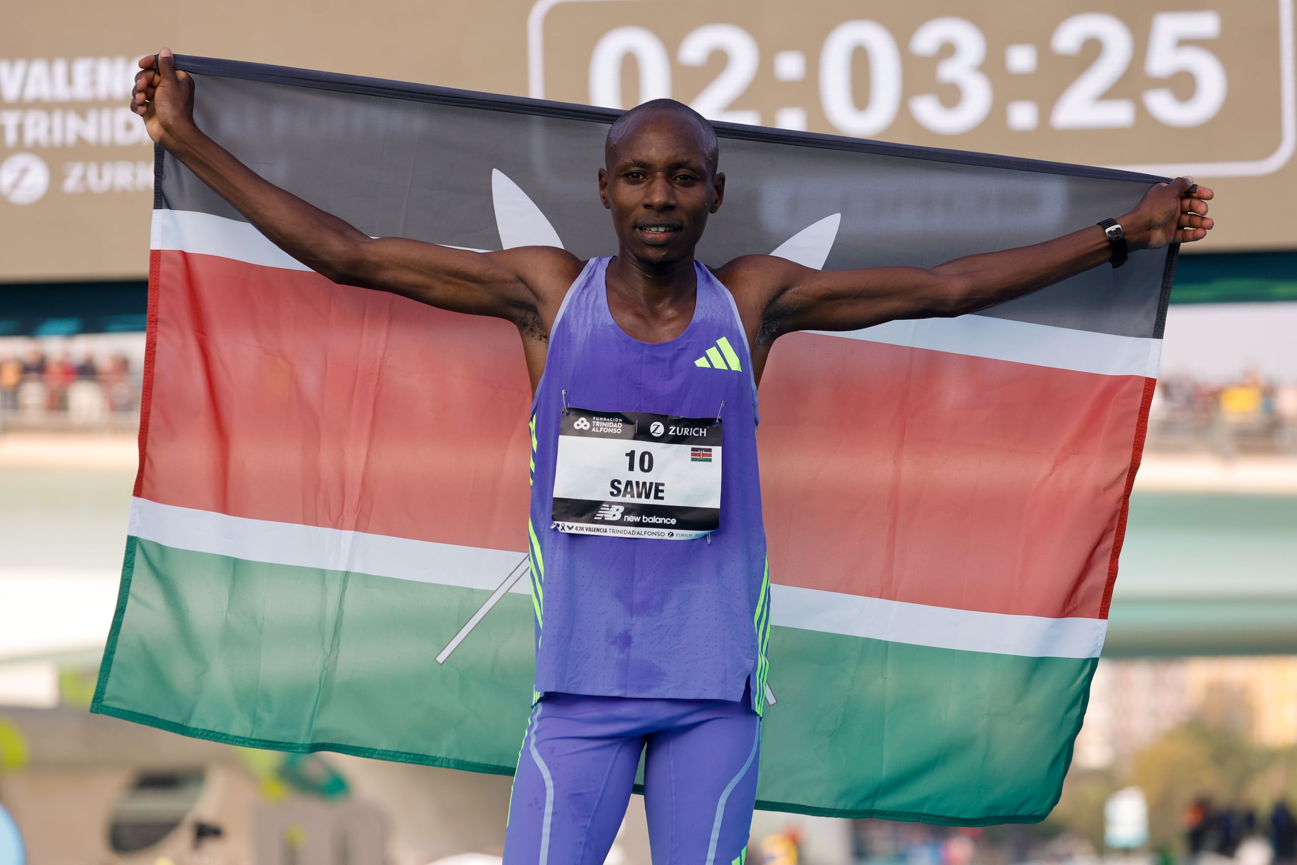 El atleta keniano Sabastian Sawe celebra su victoria en la cuadragésima cuarta edición de la Maratón Valencia Trinidad Alfonso.