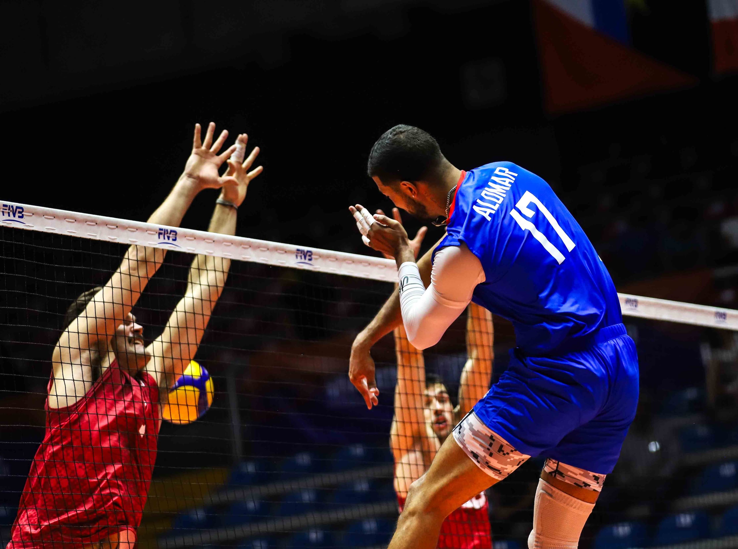 Ismael Alomar aparece aquí colando un ataque frente a dos defensores de Estados Unidos. (Norceca)