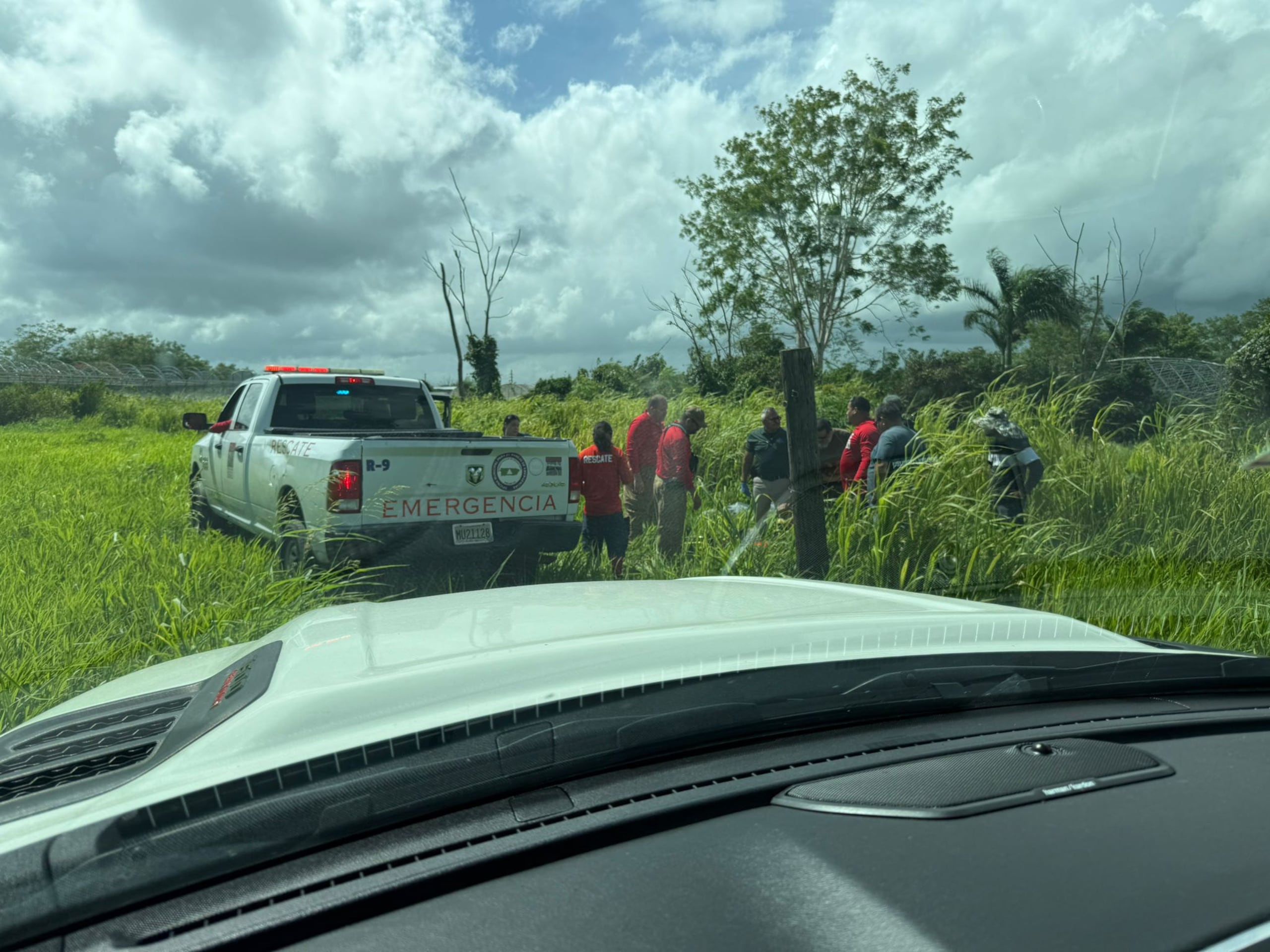 Personal de la Oficina Municipal de Manejo de Emergencias y la Policía Municipal de Arecibo rescataron a un paracaidista que se accidentó en una práctica.