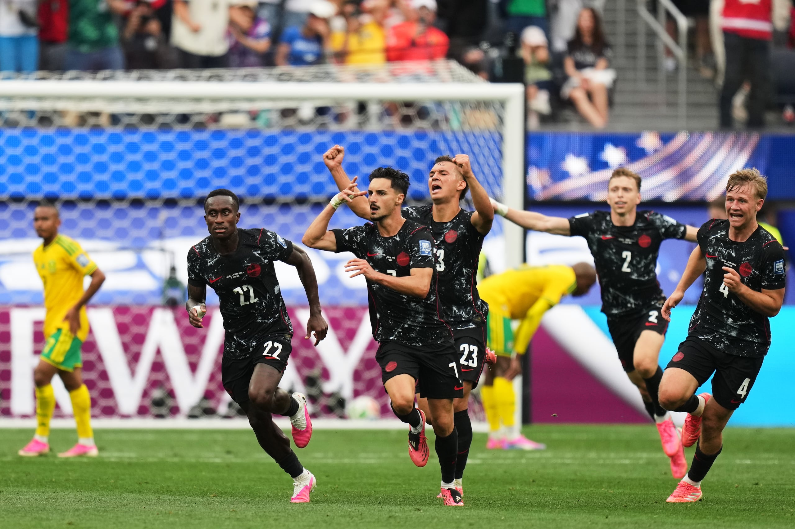 El canadiense Stephen Eustaquio (7) celebra después de anotar el gol con el que Canadá venció 1-0 a Sudáfrica en los dieciseisavos de final del Mundial, el domingo 28 de junio de 2026, en Inglewood, California. (AP Foto/Andre Penner)