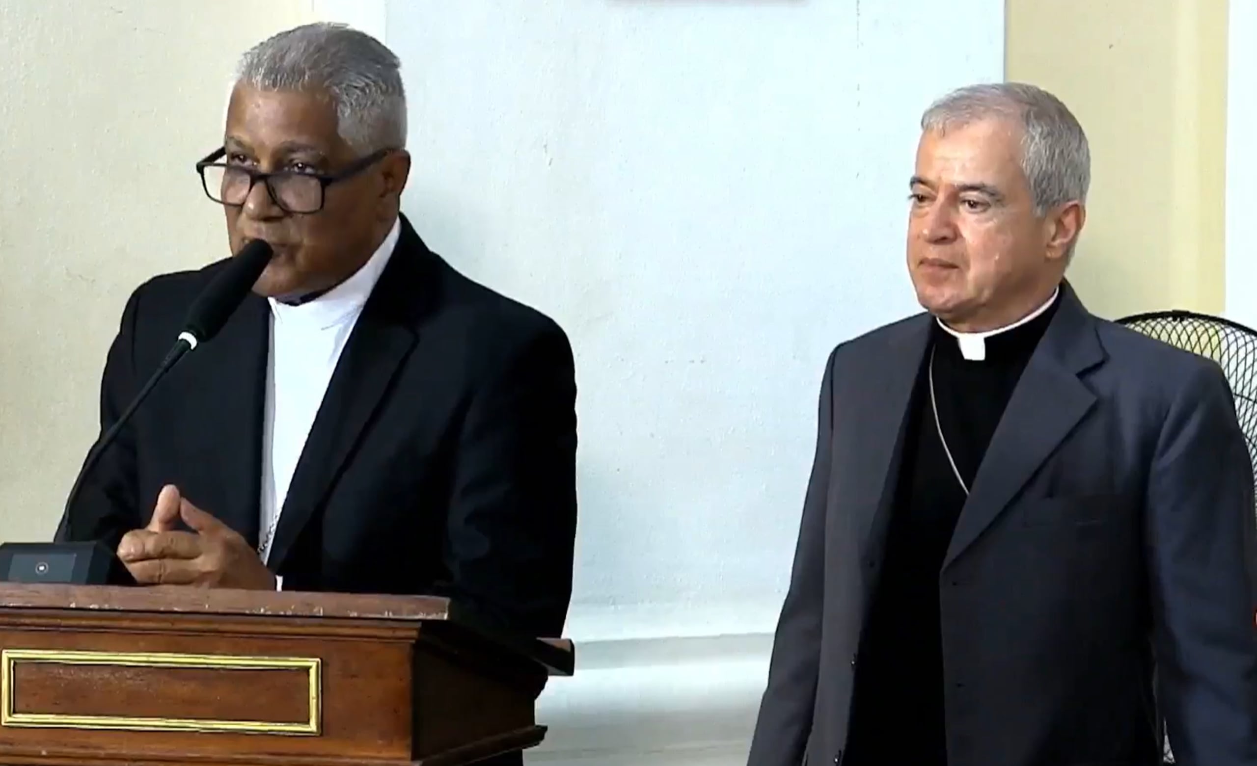 El nuevo arzobispo de San Juan, monseñor Eusebio Ramos Morales, junto al saliente arzobispo Roberto González Nieves.