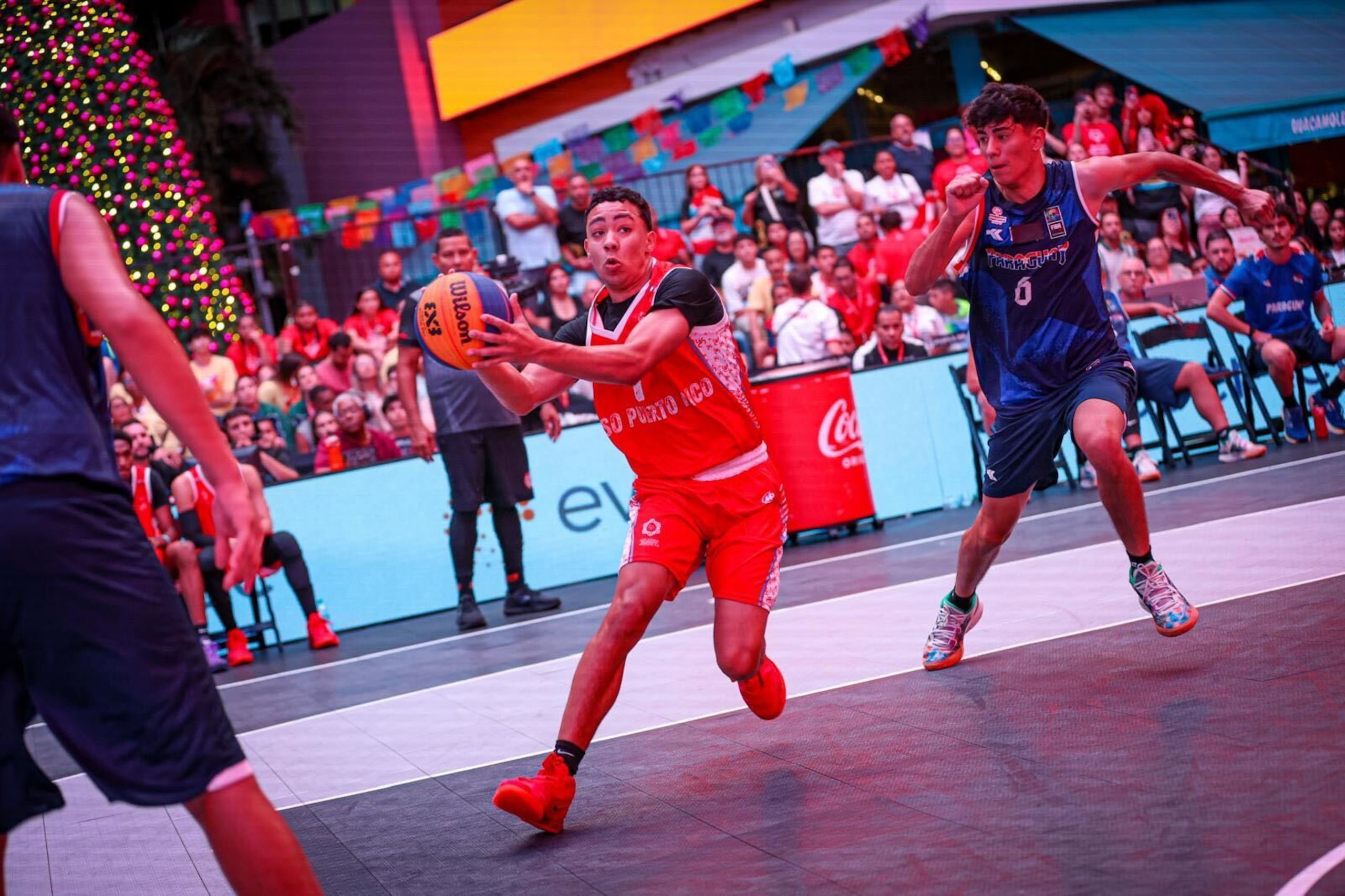 Félix Ruiz controla el balón en el partido contra Paraguay.