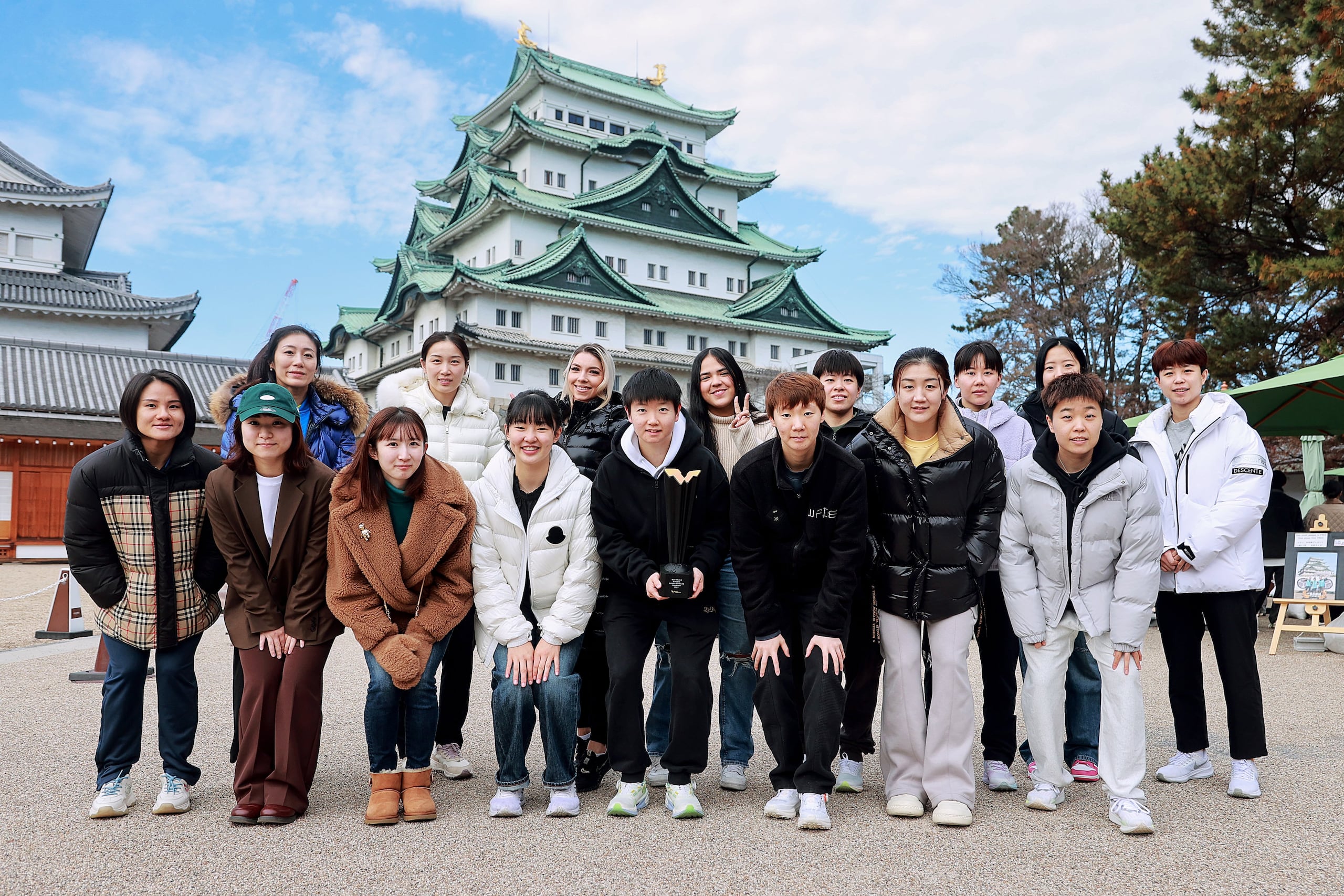 Adriana Díaz, al centro y haciendo el gesto de paz, posa junta las mejores jugadoras del mundo ante un templo en Nagoya, Japón, en donde este viernes inicia el torneo WTT Finals.