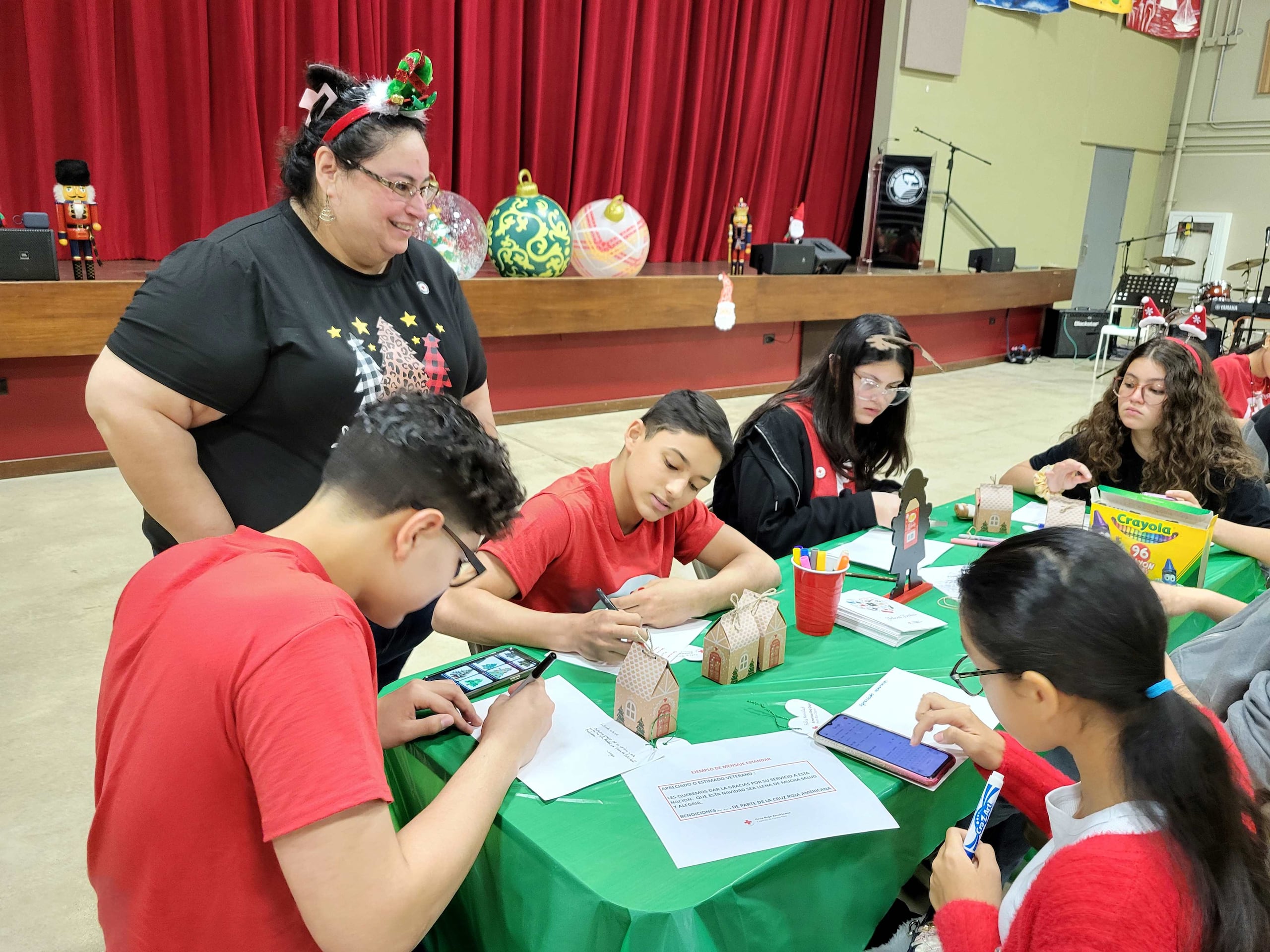 Los voluntarios de los Consejos de Juventud de la Cruz Roja confeccionarán sobre 1,200 postales.