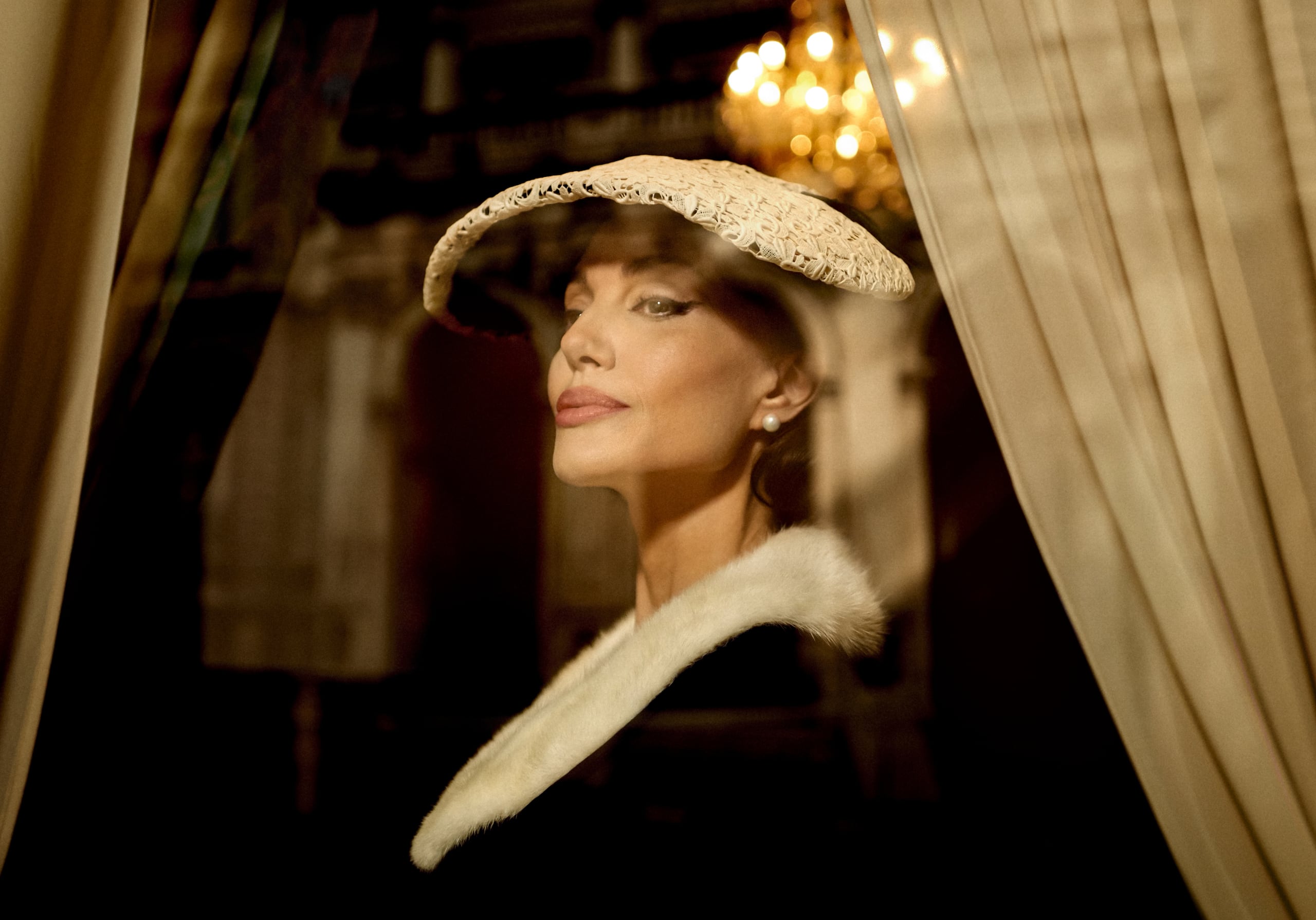 La actriz estadounidense Angelina Jolie interpreta a la célebre soprano María Callas en el nuevo 'biopic' del chileno Pablo Larraín, "María".