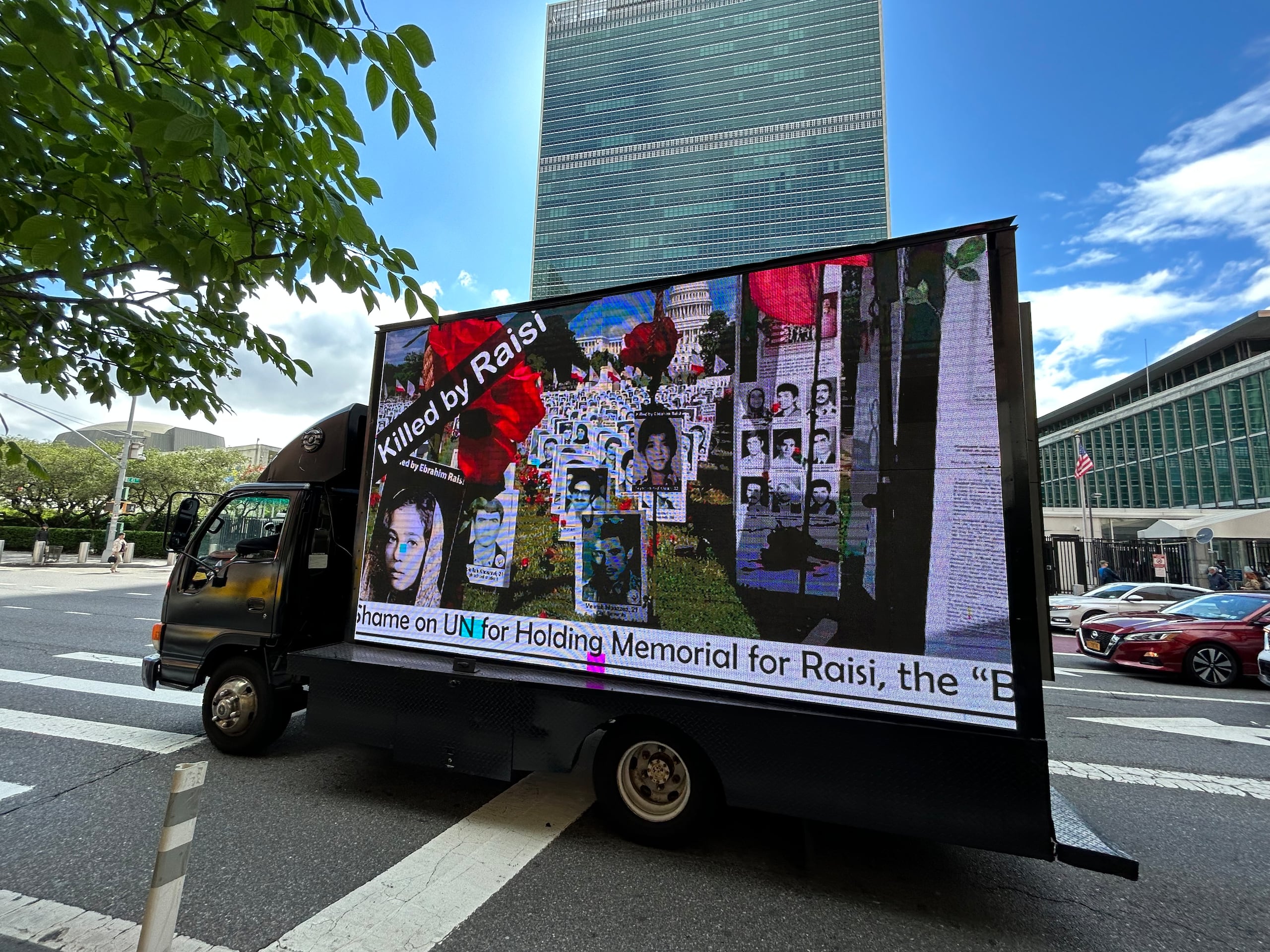 Un grupo de opositores iraníes se manifestaron contra el homenaje al fenecido presidente iraní, a las afueras de la sede de las Naciones Unidas en Nueva York.