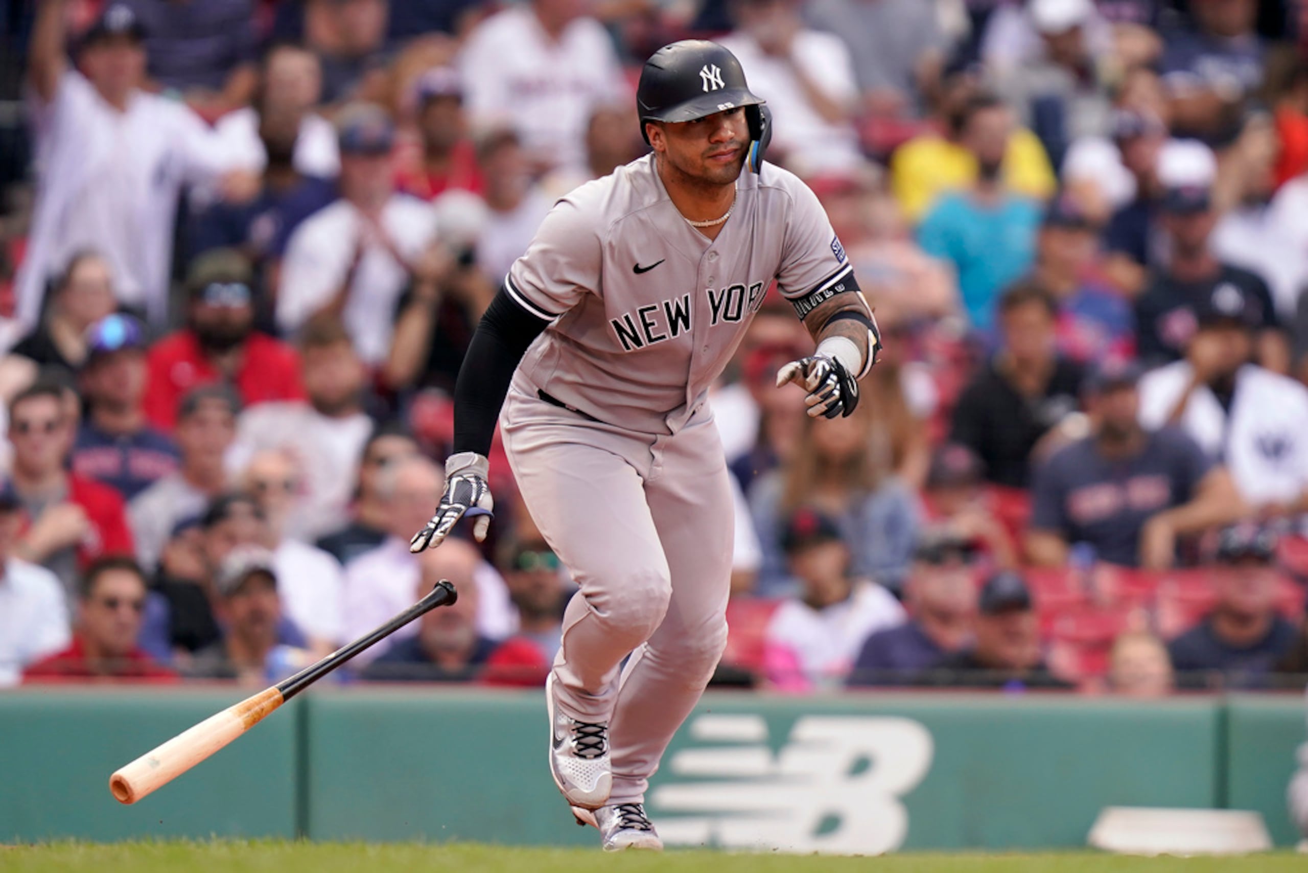 Gleyber Torres corre hacia la primera base tras batear un sencillo en el sexto inning.