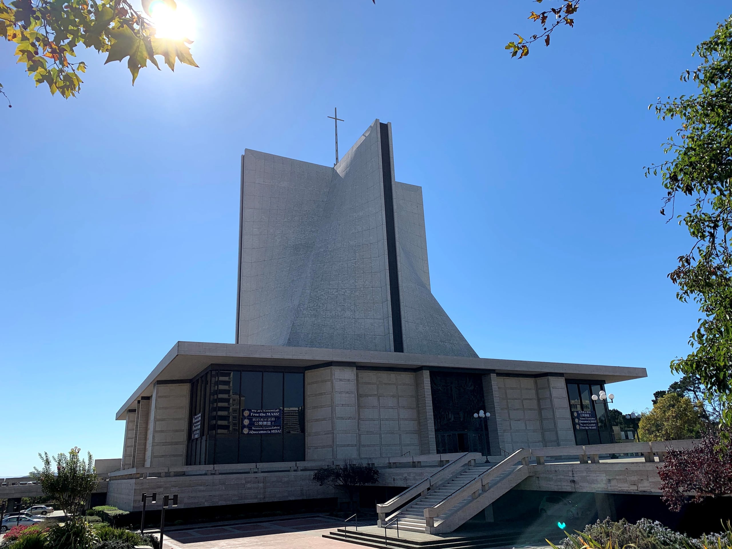 Fotografía de archivo que muestra el exterior de la catedral Santa María de la Asunción en San Francisco, California (EE.UU.). EFE/Marc Arcas