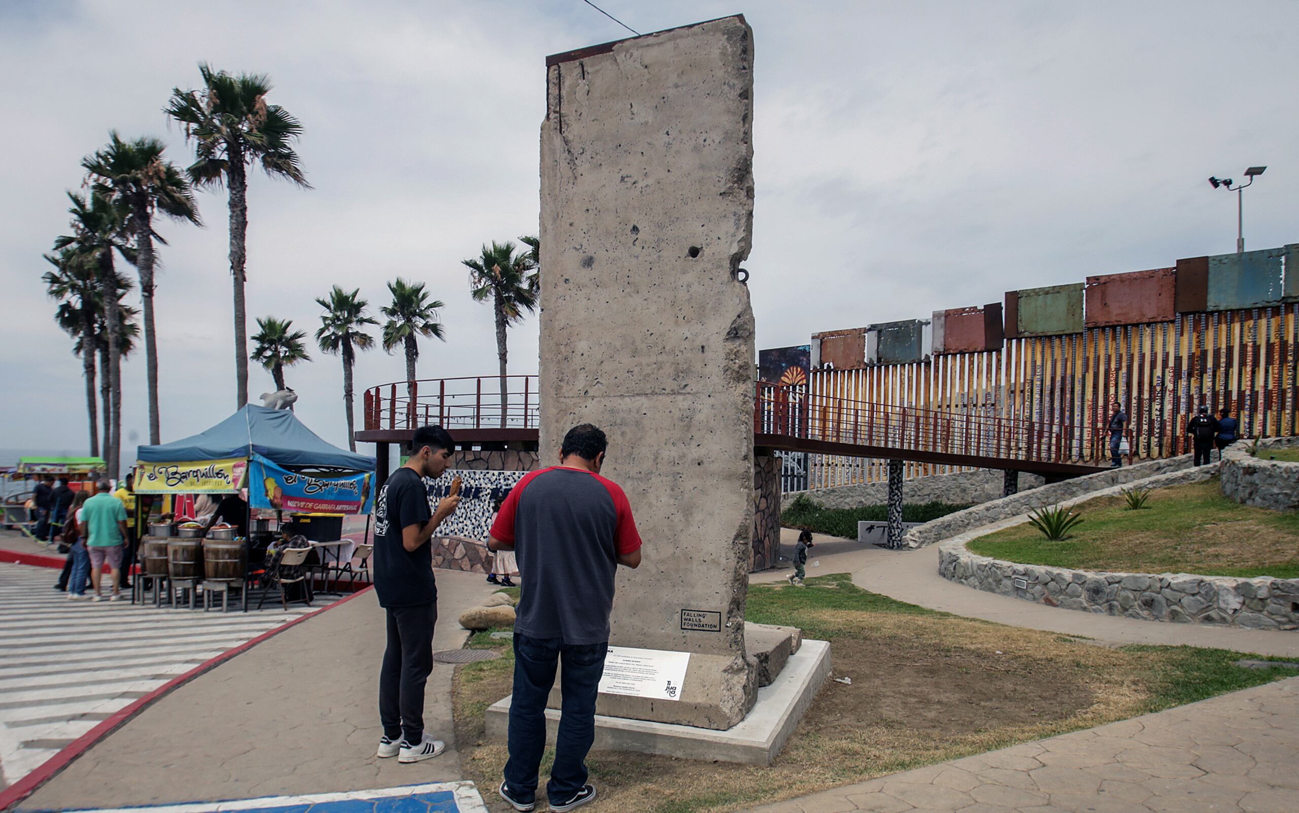 Antes de instalarlo en Tijuana, se intentó obsequiarle el segmento del muro a Donald Trump en el aniversario número 30 de su caída en Alemania, pero el entonces presidente lo rechazó.