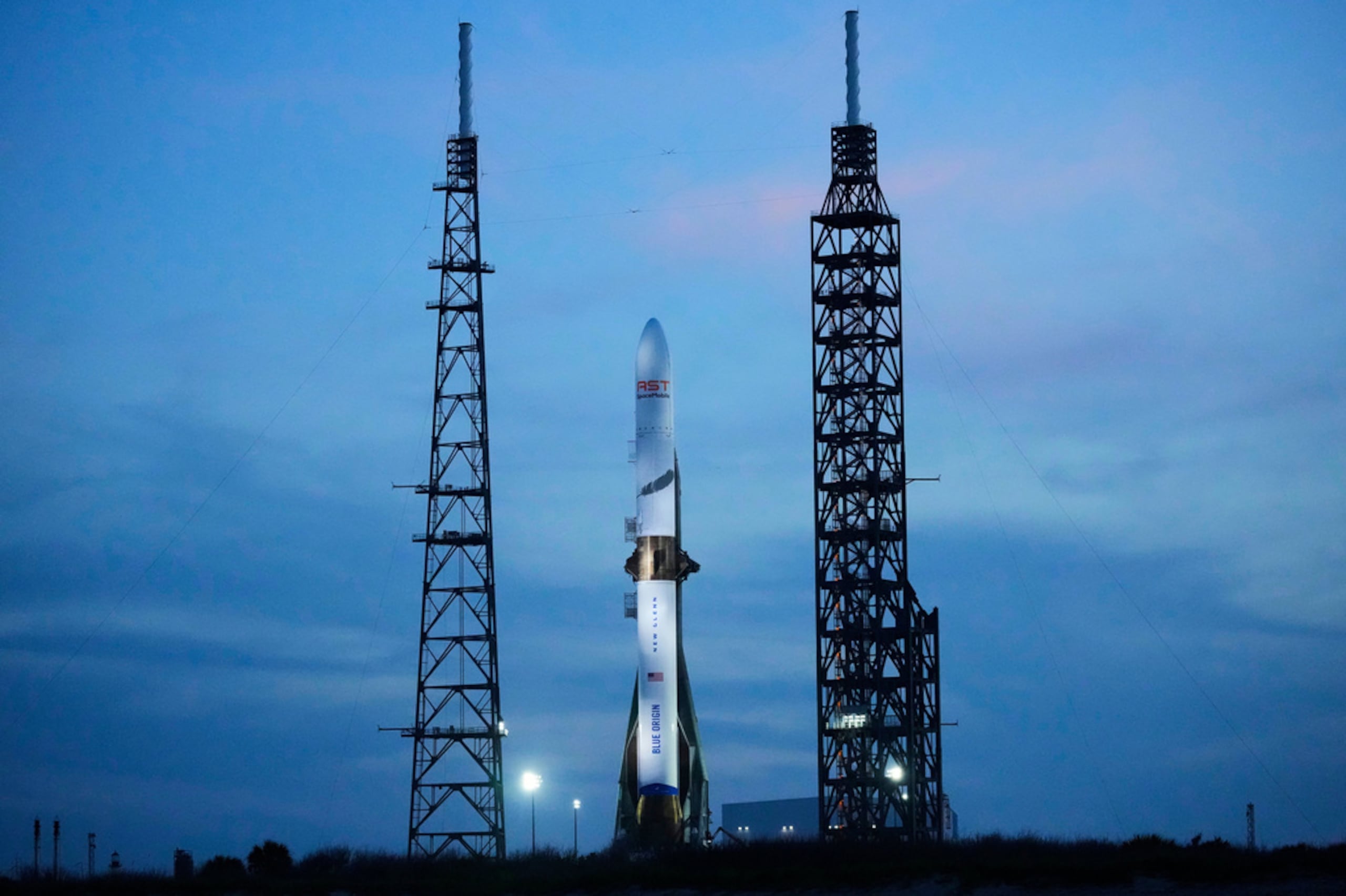 Un cohete New Glenn de Blue Origin listo para su lanzamiento en la Estación de la Fuerza Espacial de Estados Unidos en Cabo Cañaveral, Florida, el 18 de abril de 2026.