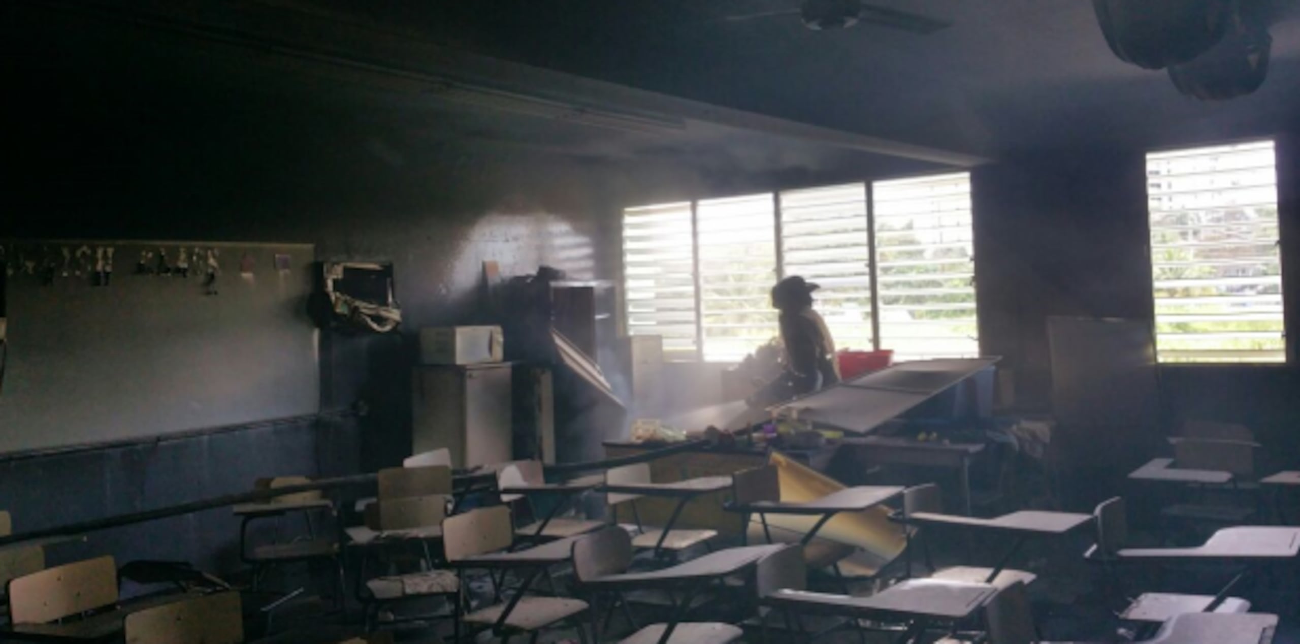 Las autoridades teorizan que se trató de un incendio provocado intencionalmente, pues en la entrada del salón había una montaña de papeles prendida en fuego. (Suministrada)