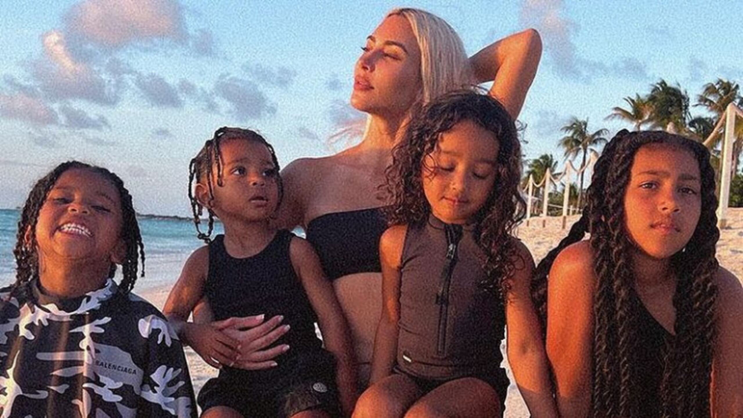 Kim Kardashian junto a sus hijos.