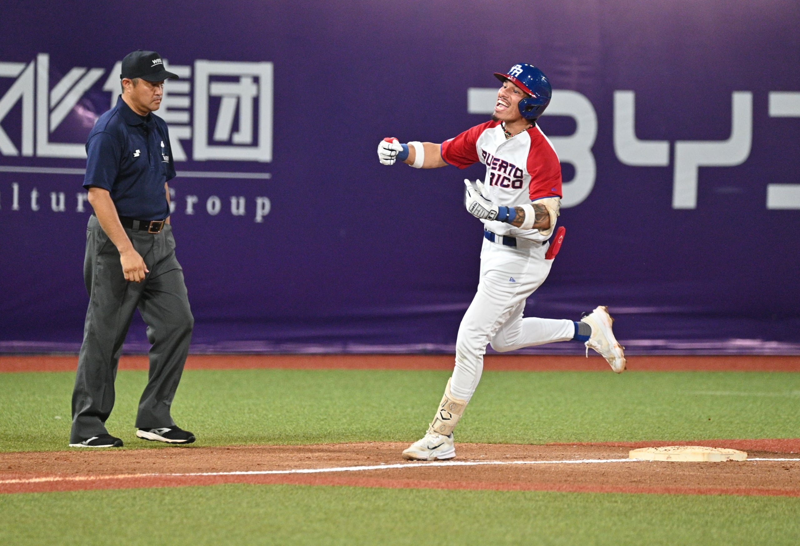 Jankel Ortiz celebra su cuadrangular de tres carreras ante Corea del Sur.