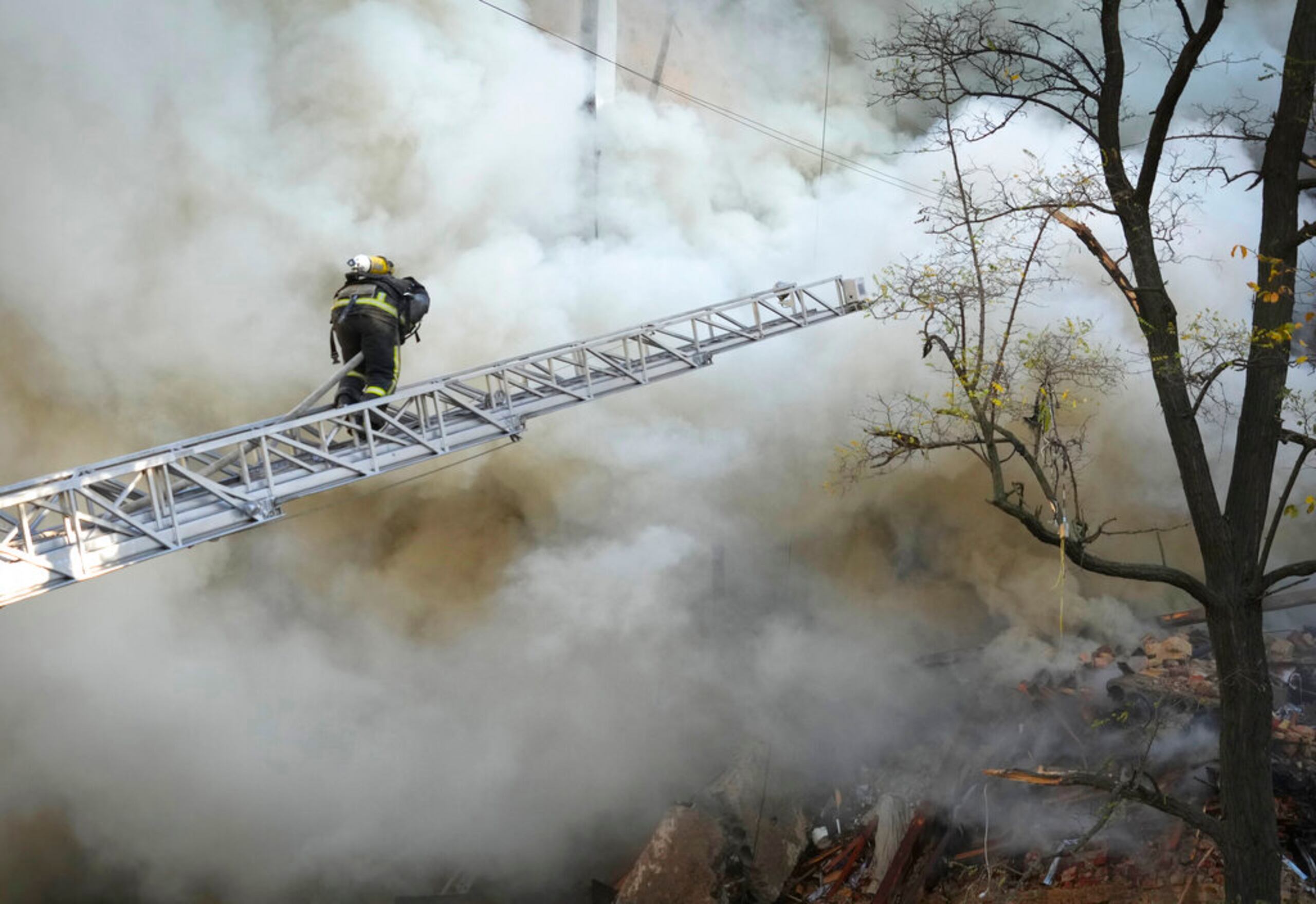 Al menos 20 bomberos tuvieron que recibir atención médica debido a exposición al calor.