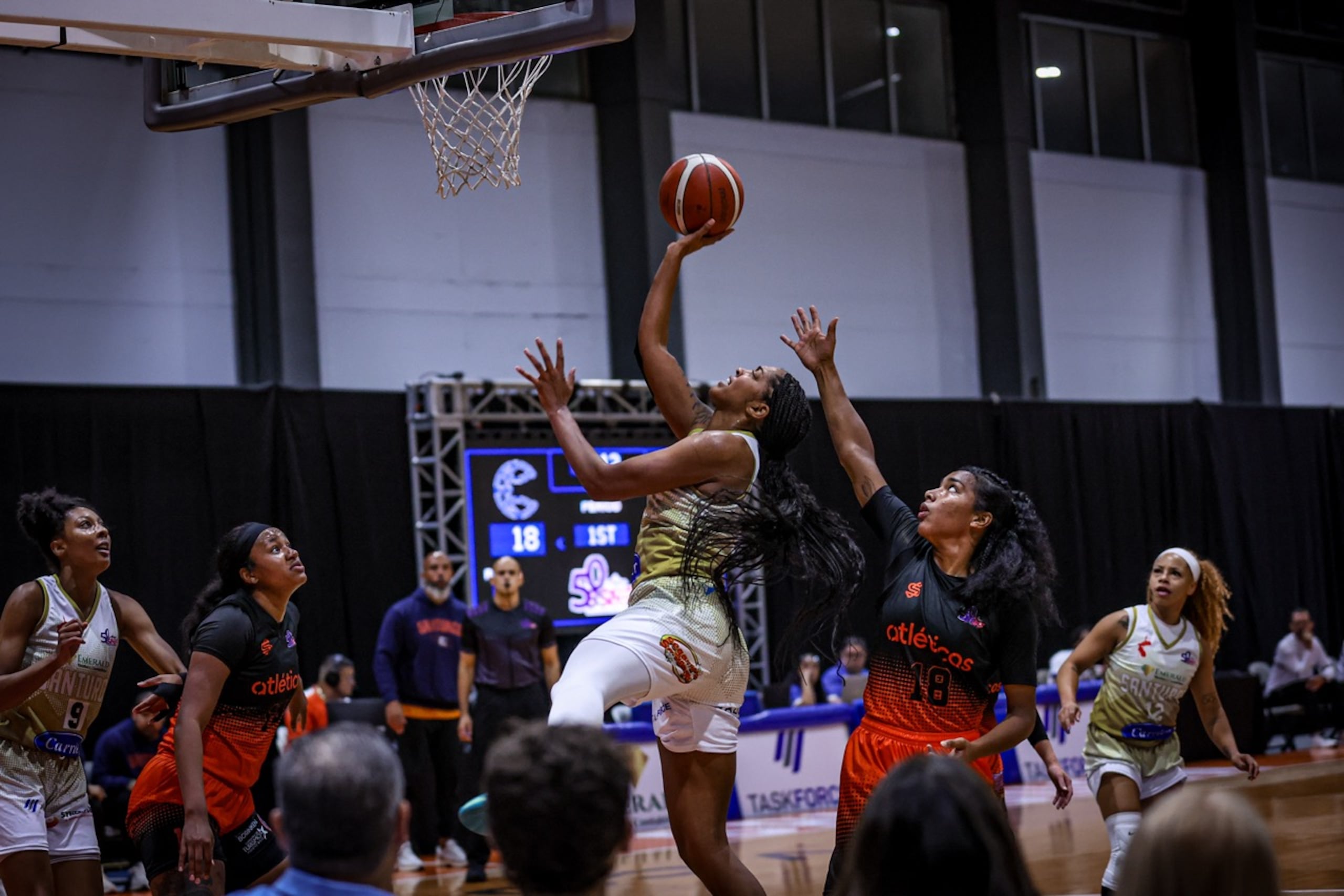 Shae Kelley lució imponente al registrar un doble-doble con 18 puntos y 24 rebotes.