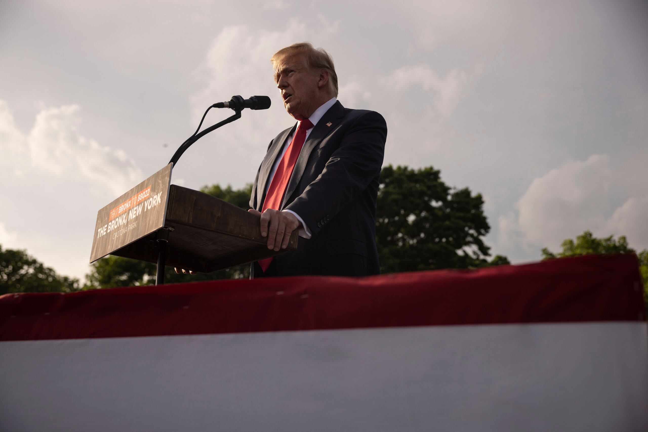 El candidato presidencial republicano Donald Trump habla durante un mitin de campaña en el distrito del Bronx, el jueves 23 de mayo de 2024, en Nueva York. (AP Foto/Yuki Iwamura)