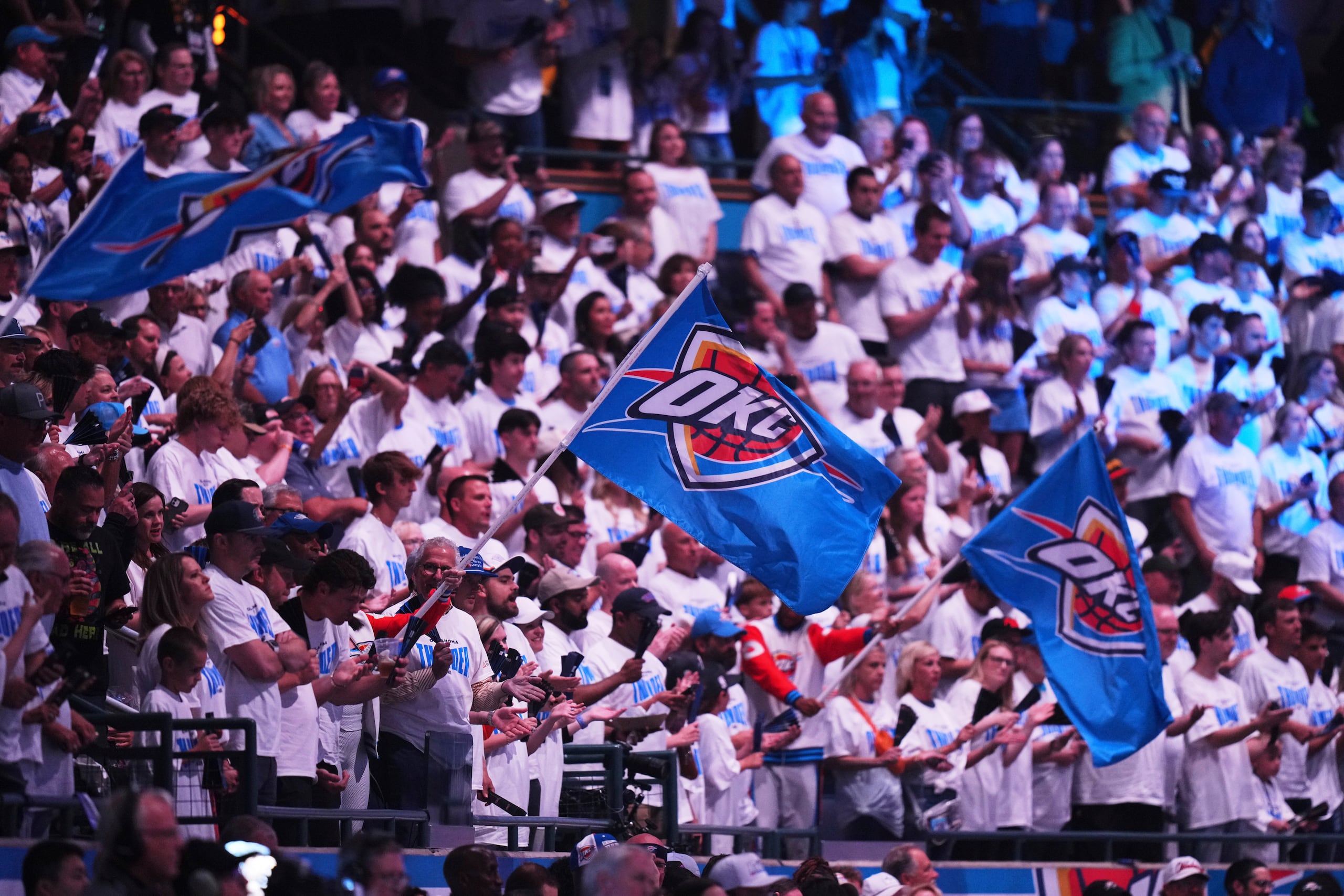 Aficionados alientan al Thunder de Oklahoma City antes del juego 1 de las Finales de la NBA ante los Pacers de Indiana el jueves 5 de junio del 2025. (AP Foto/Nate Billings)