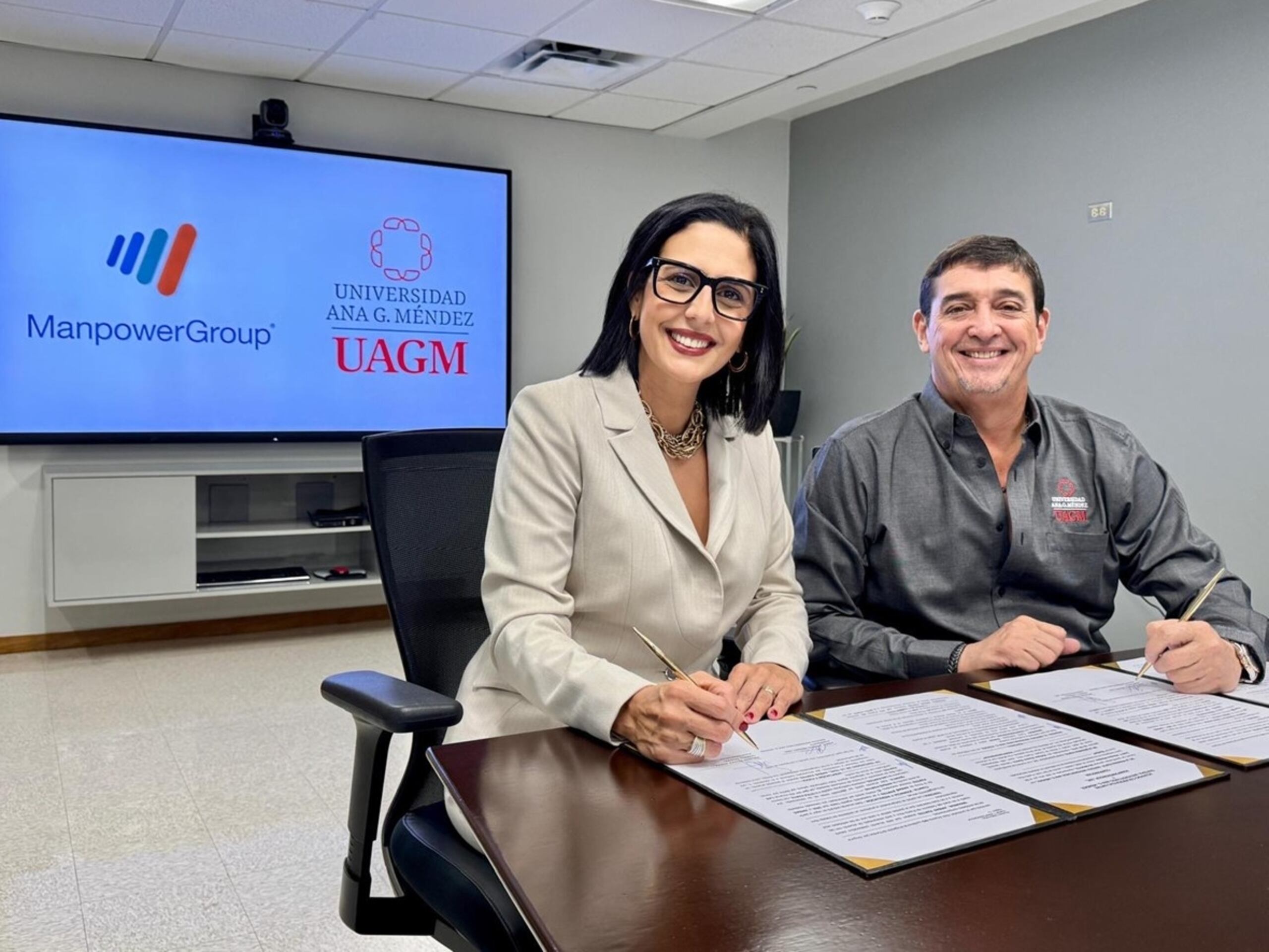 Melissa Rivera Roena, gerente general de ManpowerGroup, junto al doctor José́ F. Méndez Méndez, presidente de UAGM.