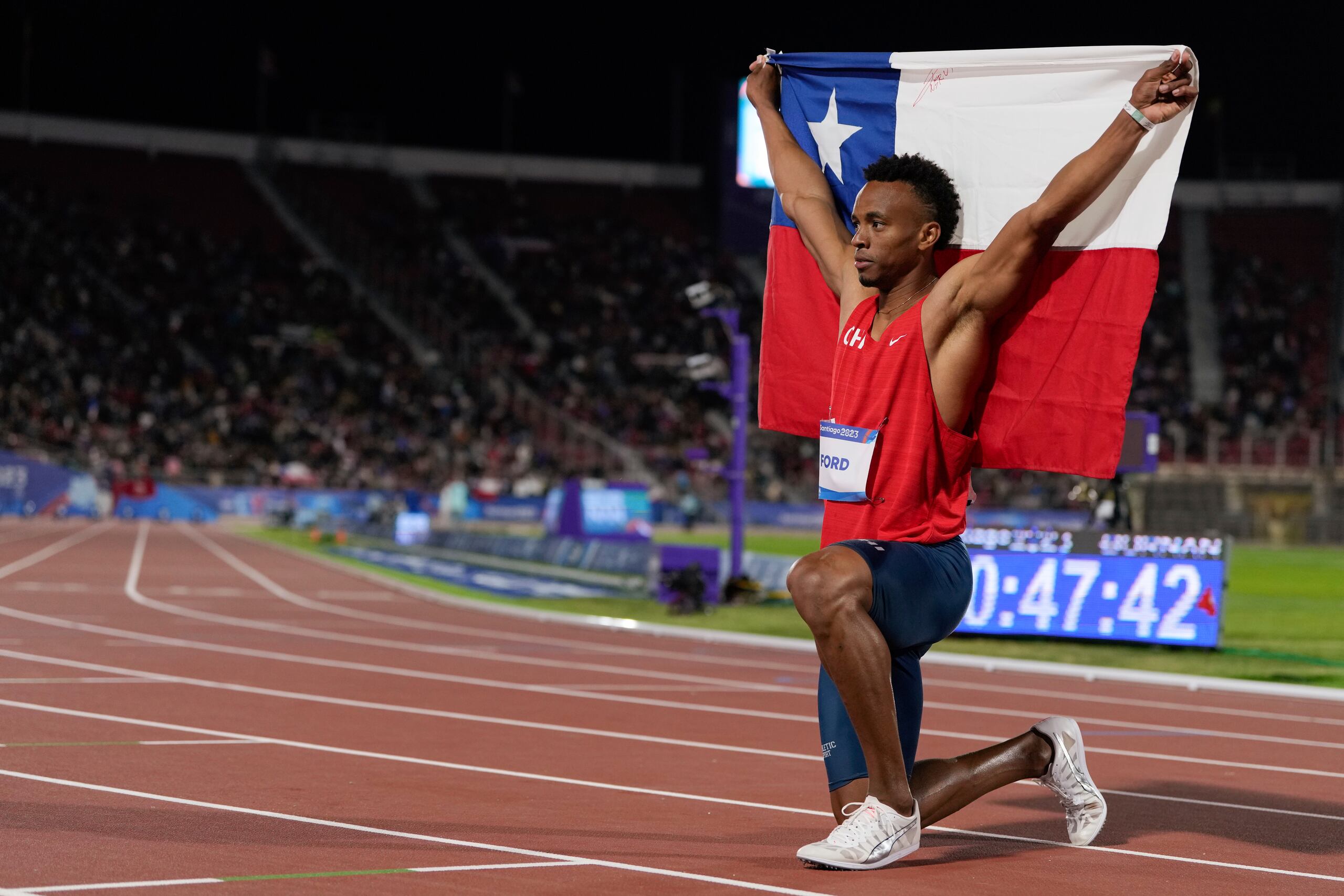 El chileno Santiago Ford celebra tras ganar la medalla de oro del decatlón en el atletismo de los Juegos Panamericanos en Santiago, Chile, el martes 31 de octubre de 2023.