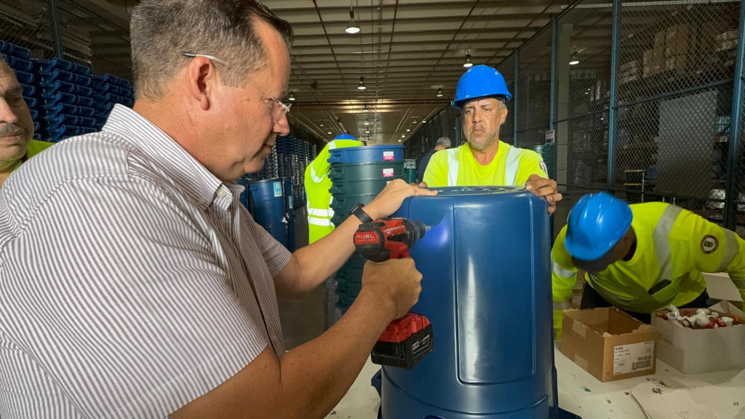 Las cisternas son preparadas por empleados del municipio de Guaynabo. En la foto, el alcalde Edward O'Neill.