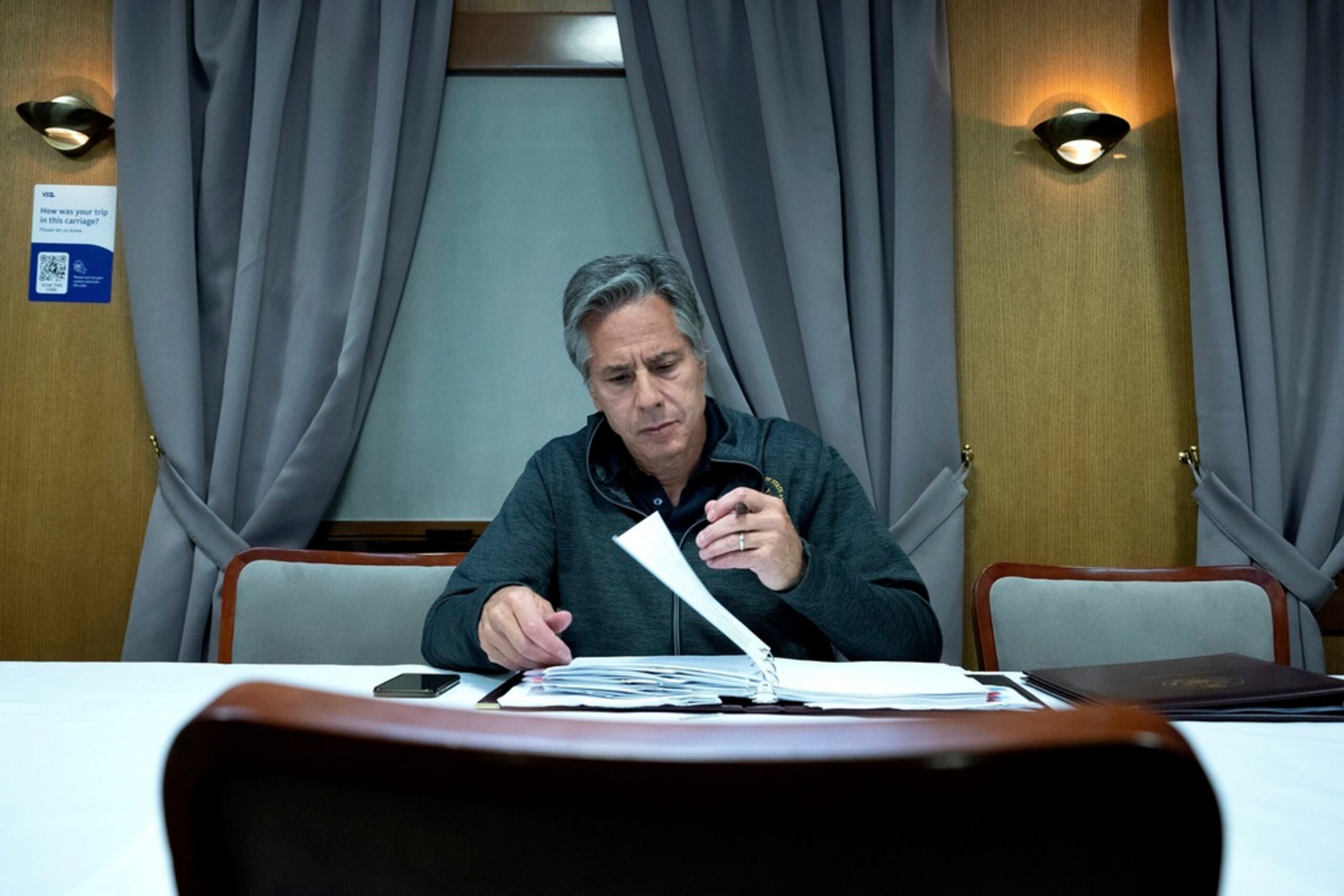 El secretario de Estado de Estados Unidos, Antony Blinken, trabaja mientras viaja en tren a Kiev, Ucrania, para una visita no anunciada el 6 de septiembre de 2023.