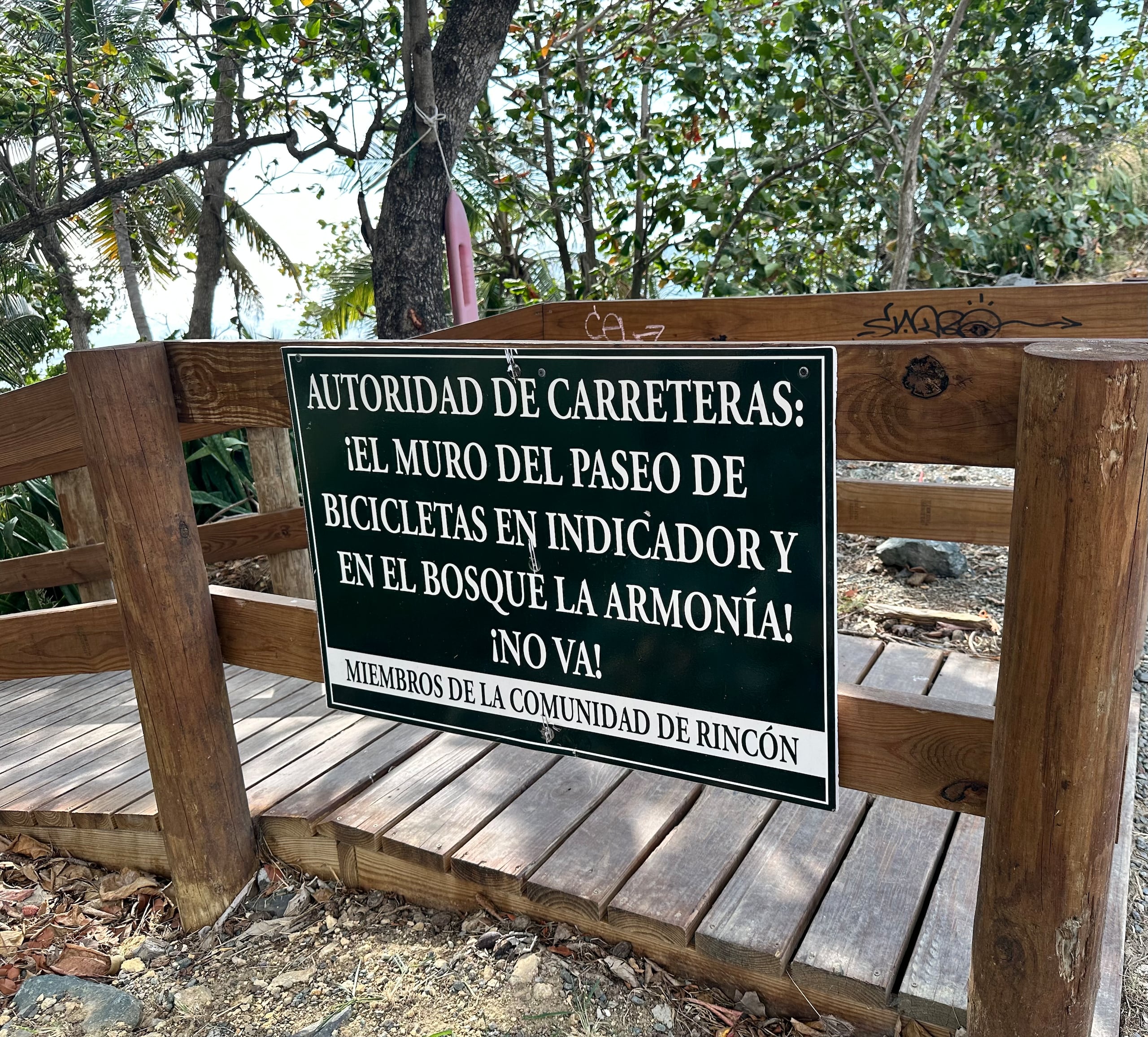 Fotos de letreros que se encuentran cerca del Bosque La Armonía en el Paseo Comunitario en Rincón. Foto Suministrada