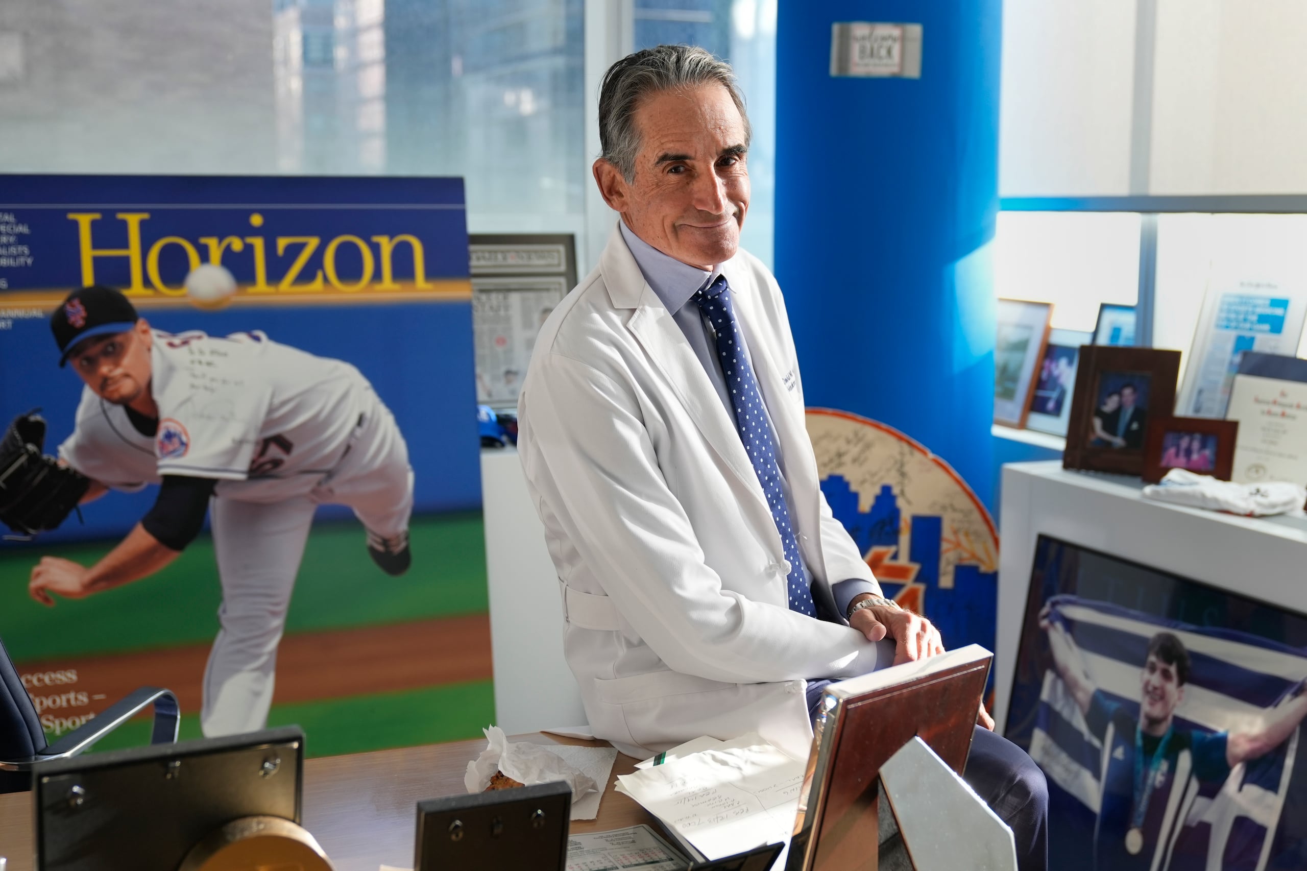 Dr. David Altchek posa en su oficina en donde tiene memorabilia deportiva el jueves 29 de febrero del 2024. (AP Foto/Seth Wenig, Archivo)