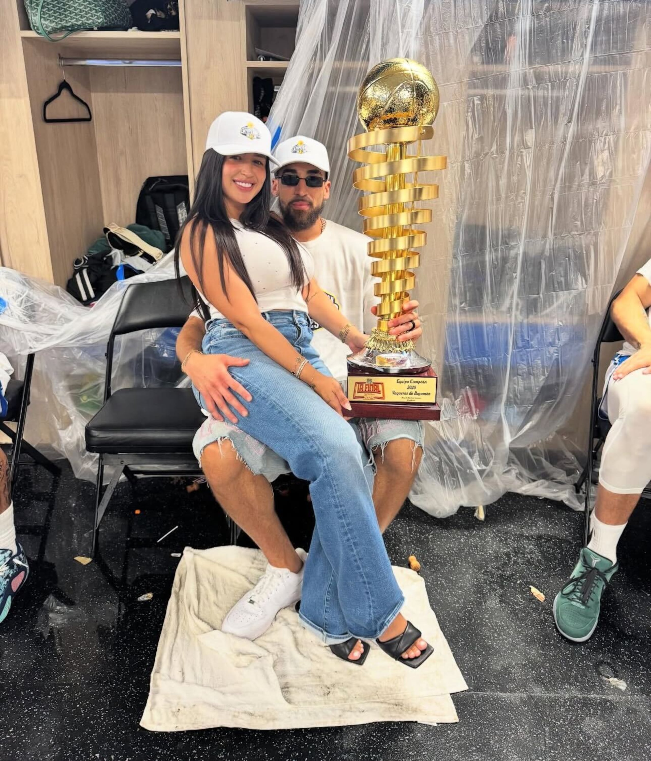 Sylvia y Chris Duarte celebrando el campeonato de los Vaqueros de Bayamón en los camerinos del Coliseo Rubén Rodríguez.