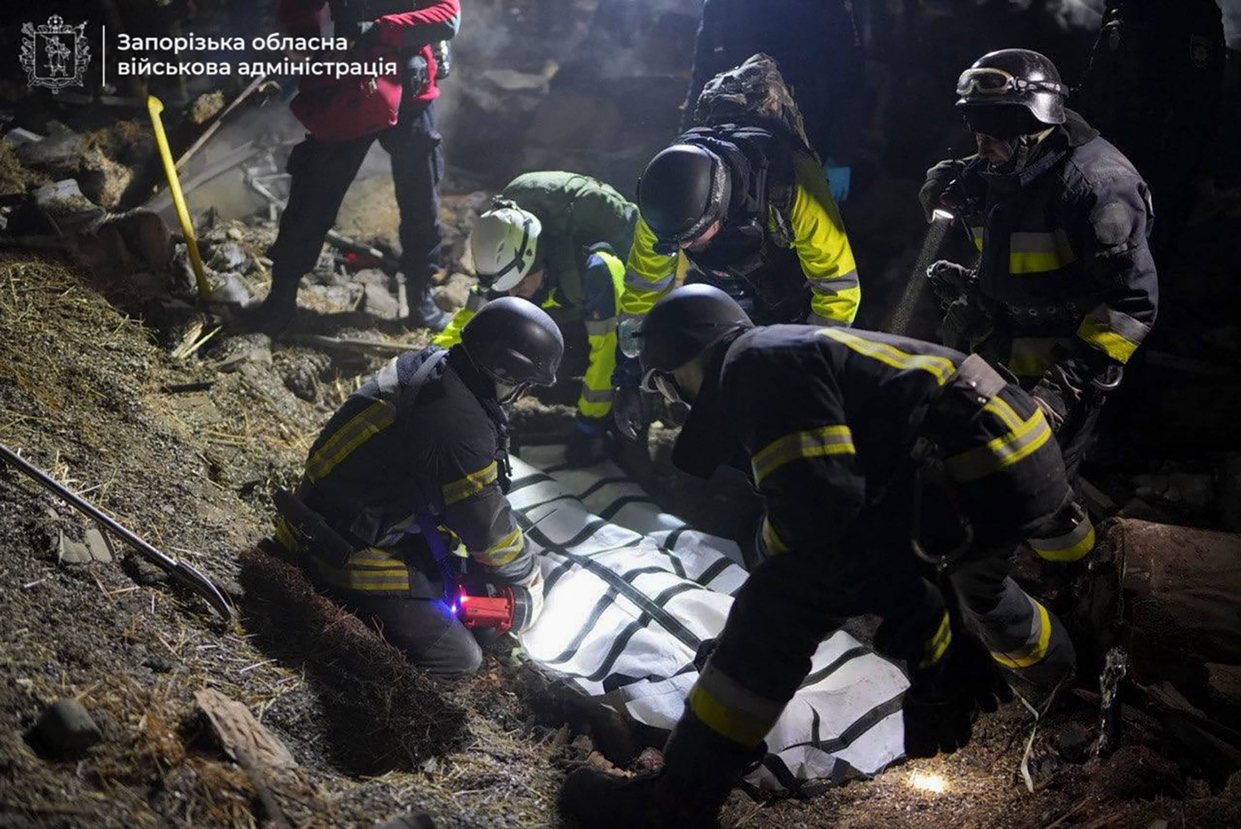 Los cuerpos de la hija y el padre fueron sacados de los escombros, mientras los médicos lucharon sin éxito durante 10 horas para salvar la vida de la madre.