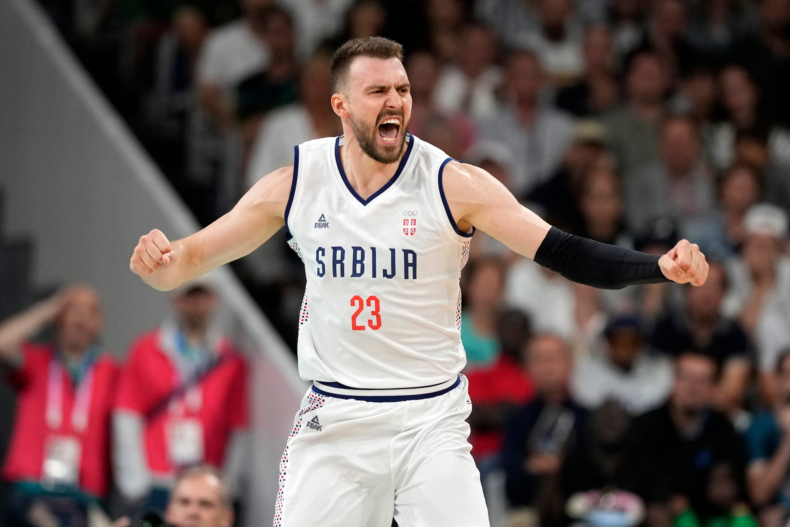 El serbio Marko Guduric festeja durante un partido ante Sudán del Sur en el basquetbol de los Juegos Olímpicos.