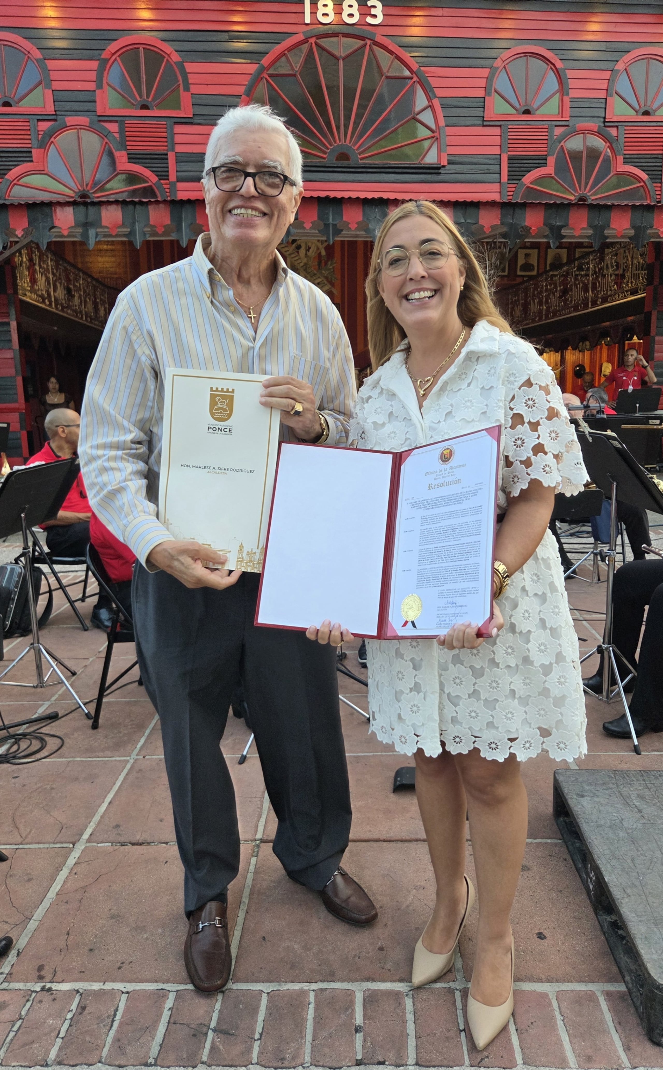 La alcaldesa de Ponce, Marlese A. Sifre, le confirió una proclama en la que destaca su trayectoria profesional.