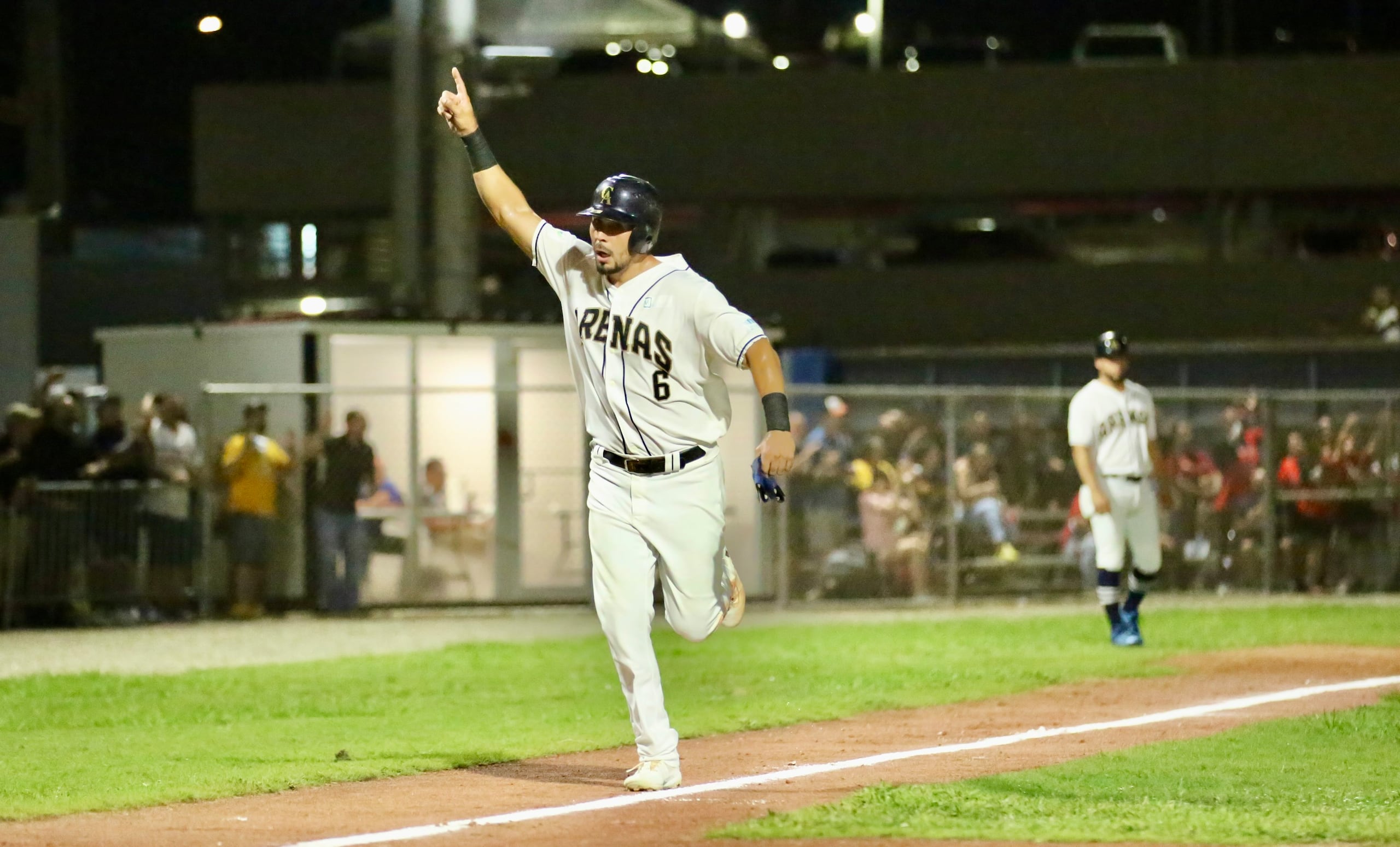 Noel Cuevas y los Arenosos de Camuy continúan con vida camino a repetir el campeonato del 2023.