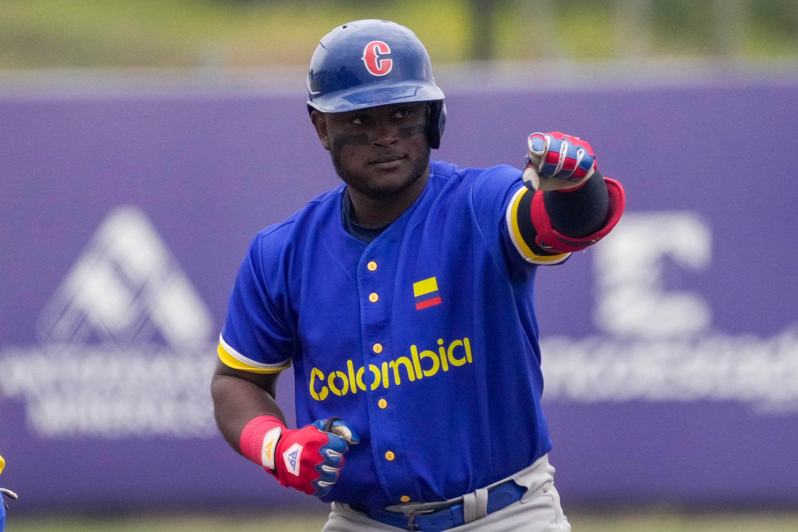 El colombiano Dilson Herrera celebra tras conectar un hit ante Brasil en el partido por la medalla de oro del béisbol de los Juegos Panamericanos en Santiago, Chile, el sábado 28 de octubre de 2023. (AP Foto/Moisés Castillo)