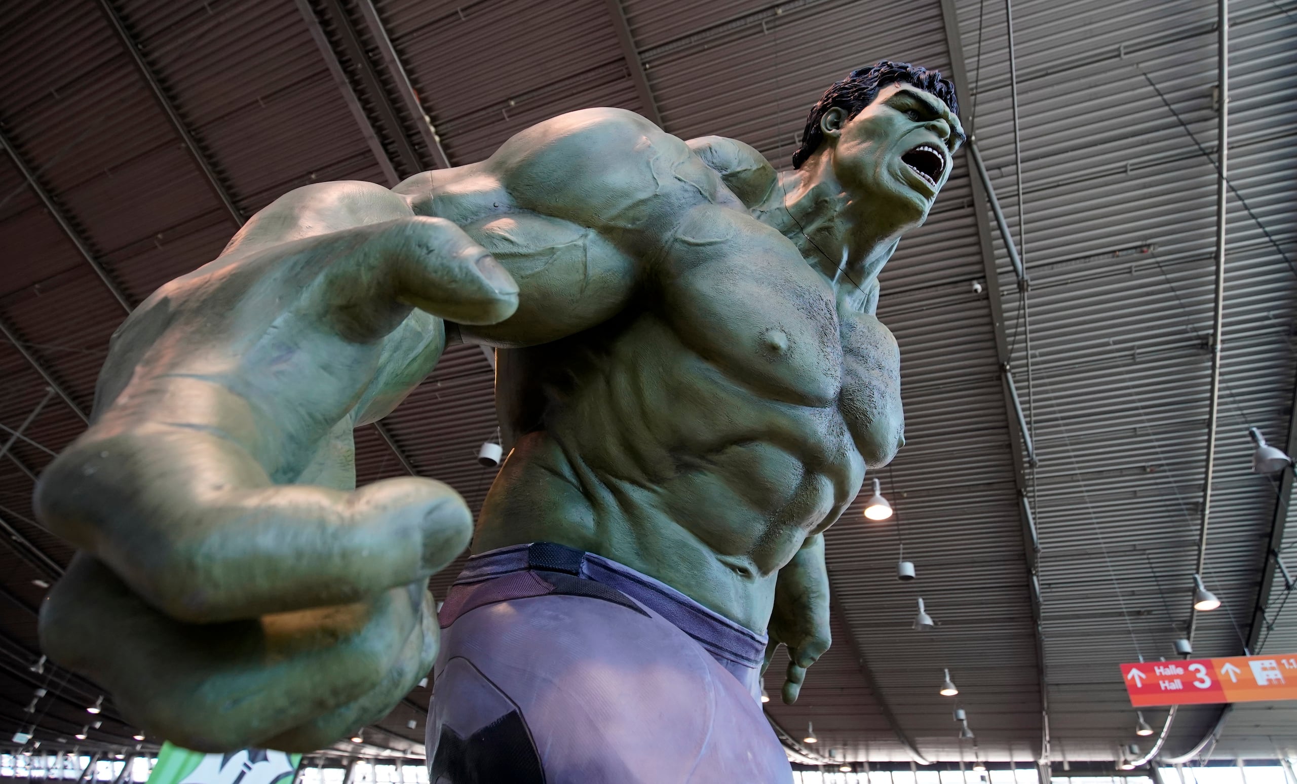 Una figura de Hulk es expuesta en una Comic Con . EFE/ Ronald Wittek
