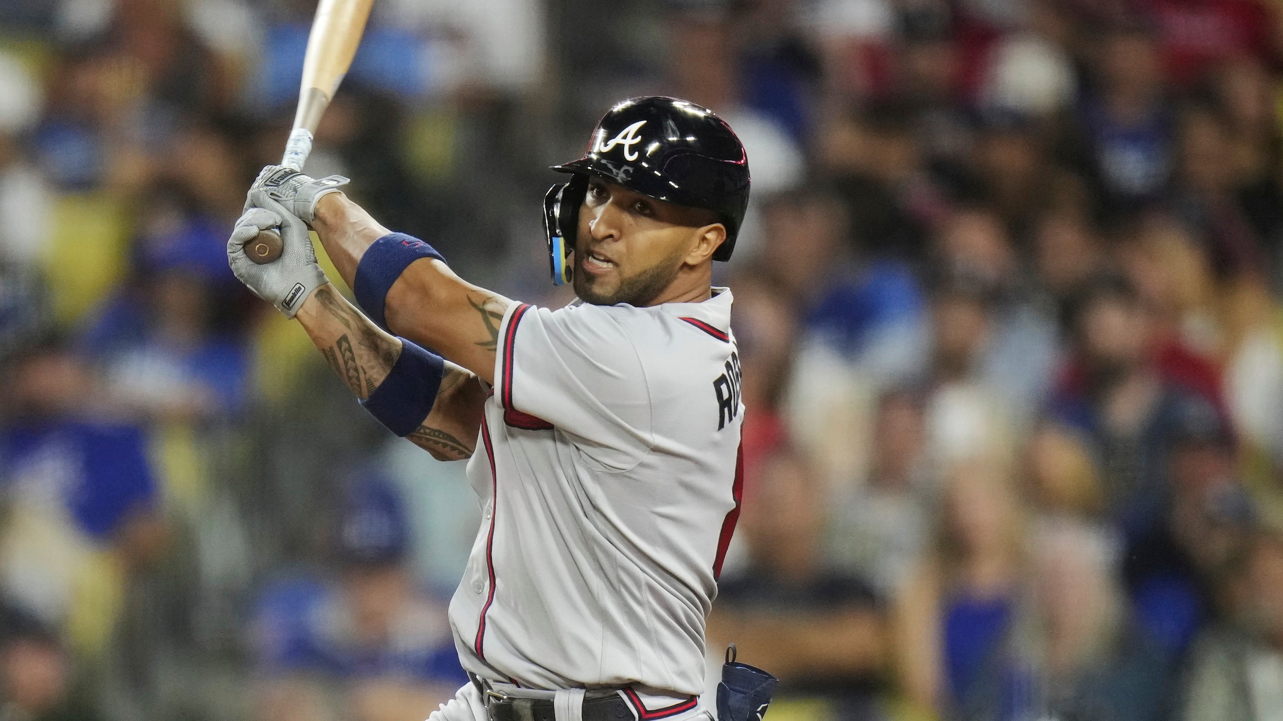 El jardinero de los Braves de Atlanta, Eddie Rosario, durante un turno al bate.
