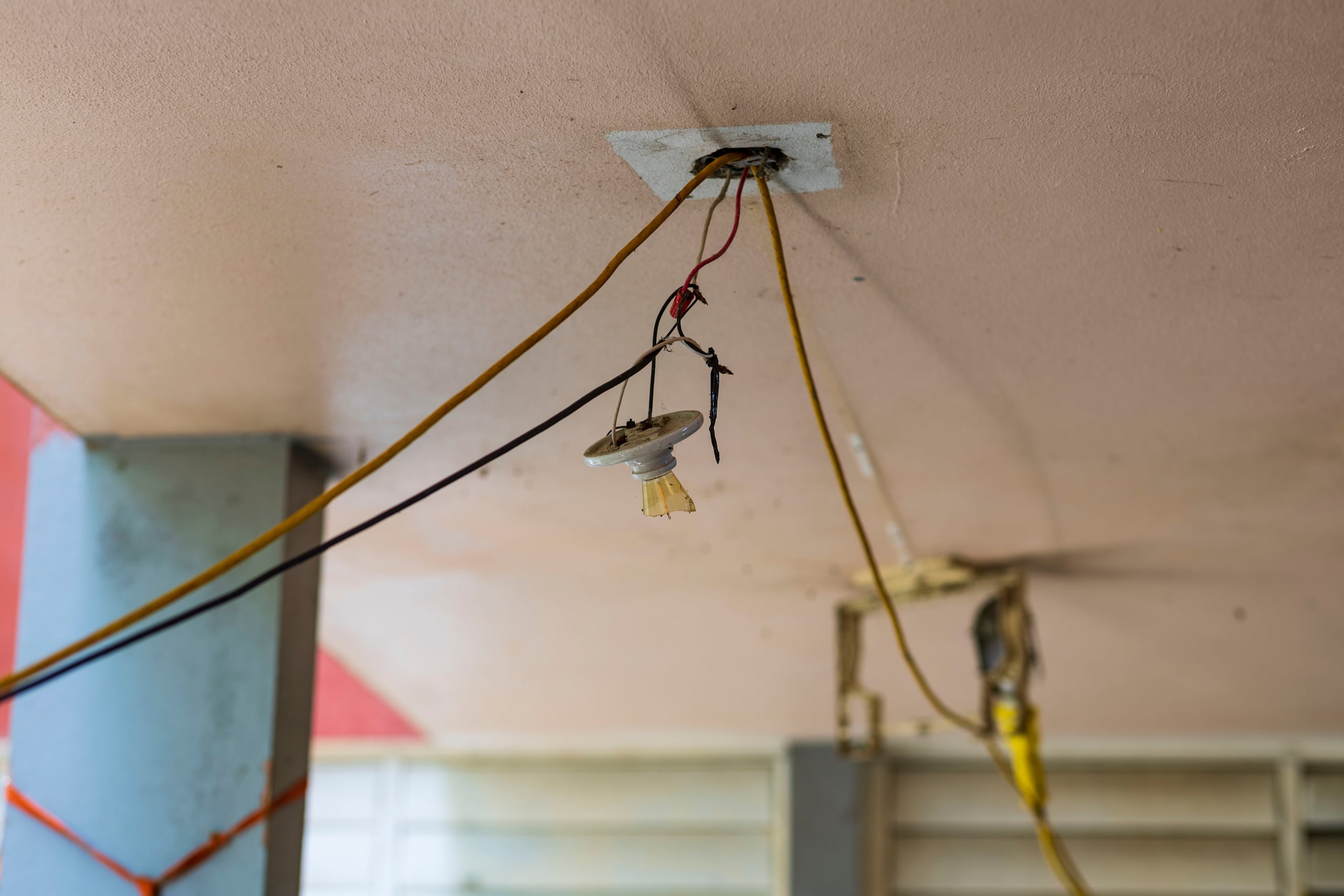 Muchas familias viven en estructuras sin los servicios básicos de agua y luz.