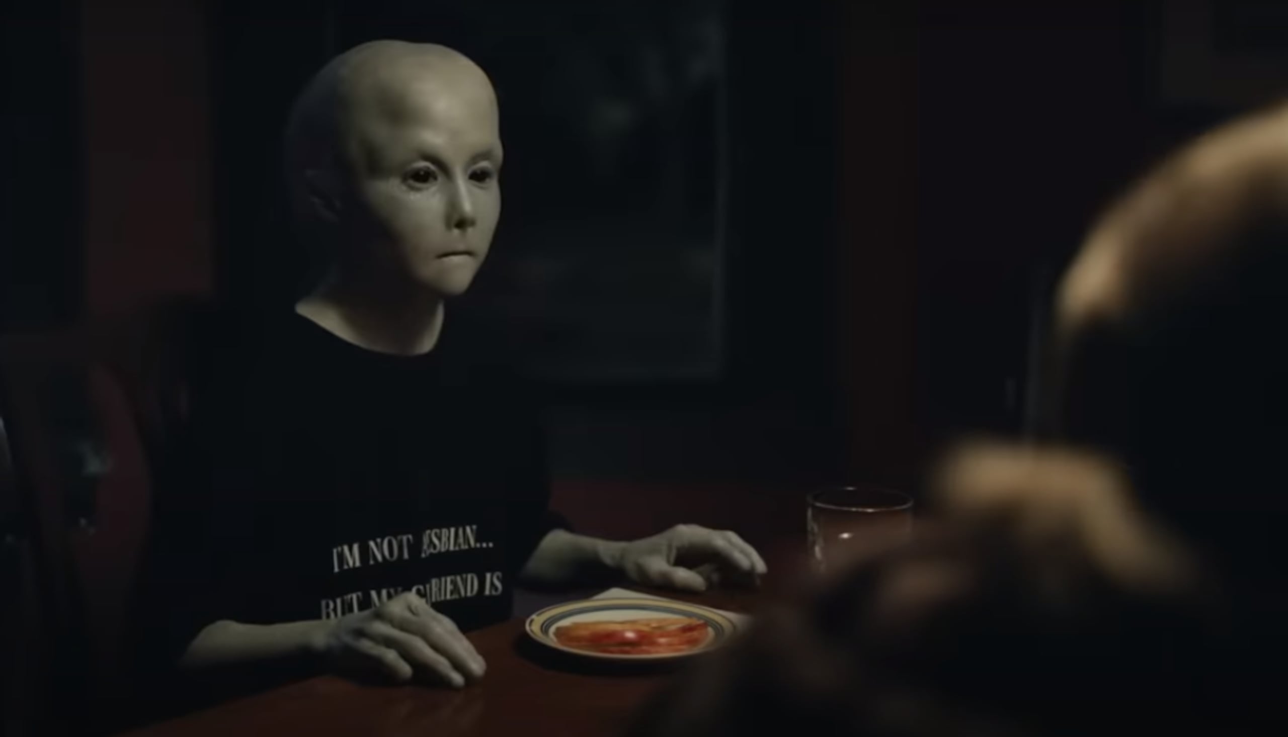 Se trata de uno de los personajes de la película Jules, con Ben Kingsley, y que relata la historia de un hombre en cuyo patio se estrella una nave con un niño extraterrestre a bordo.