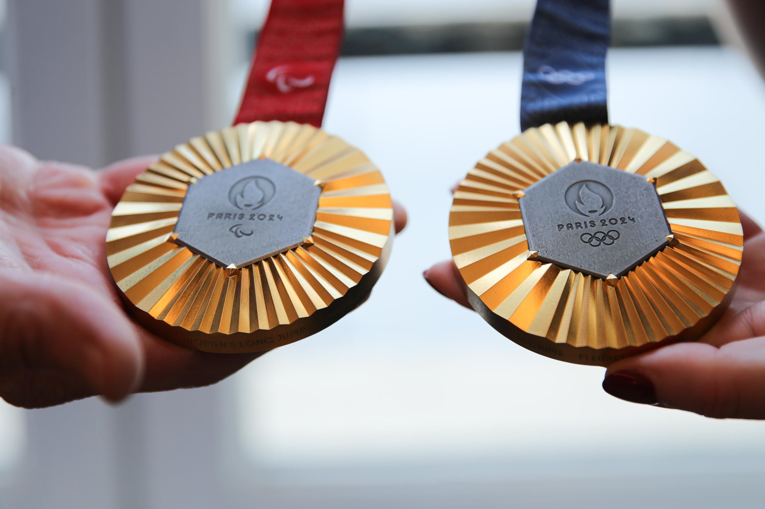 Así es la cara de las medallas de los Juegos, con una placa en su centro hecha de fragmentos de hierro de la Torre Eiffel original, informaron hoy los organizadores de los Juegos.